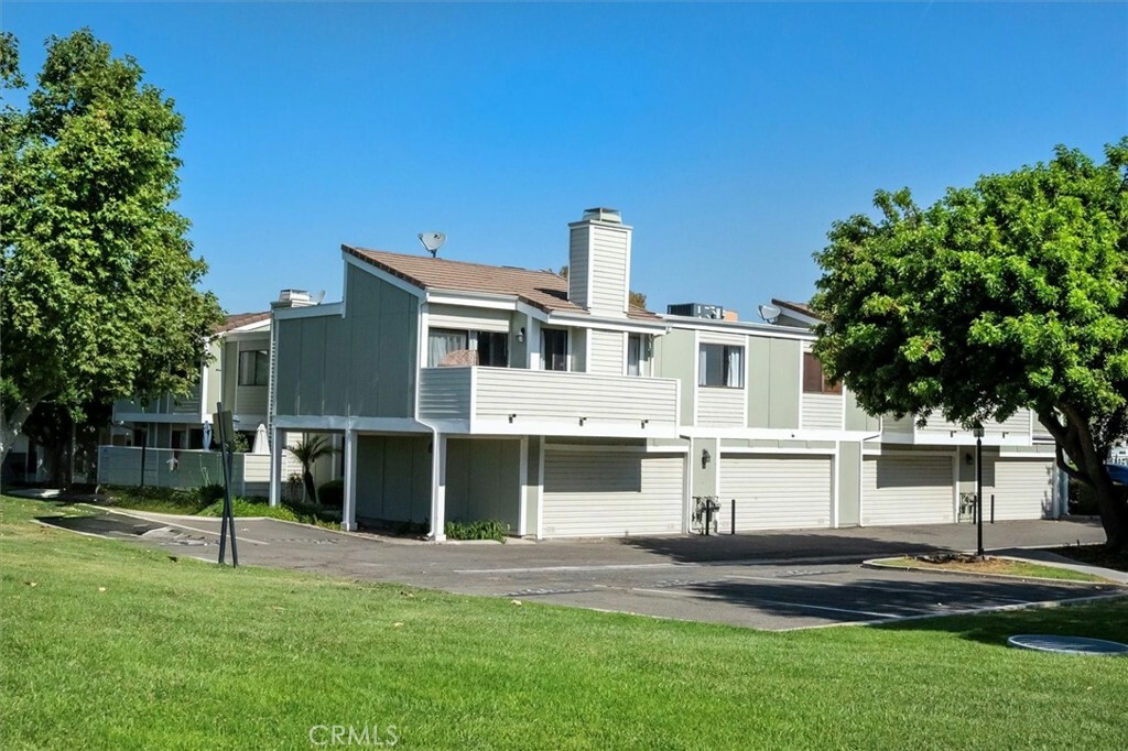 Property Photo:  27061 Crossglade Avenue 5  CA 91351 