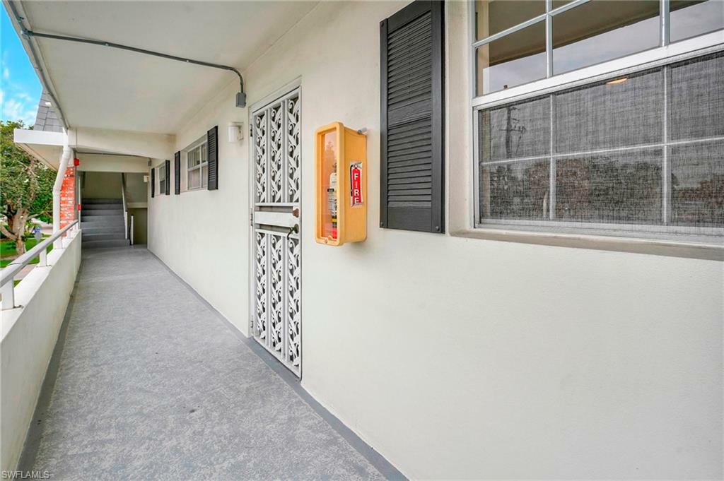 Property Photo:  1900 Alamanda Dr 202  FL 34102 