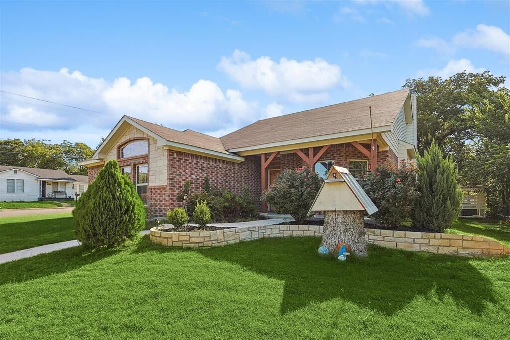 Property Photo:  1216 N Elm Street  TX 76086 