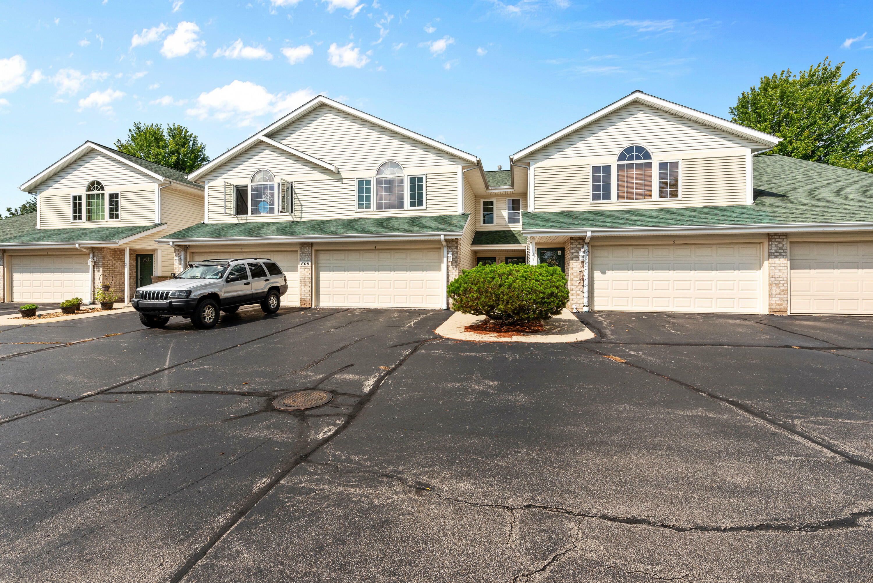 Property Photo:  606 Shepherds Dr 4  WI 53090 