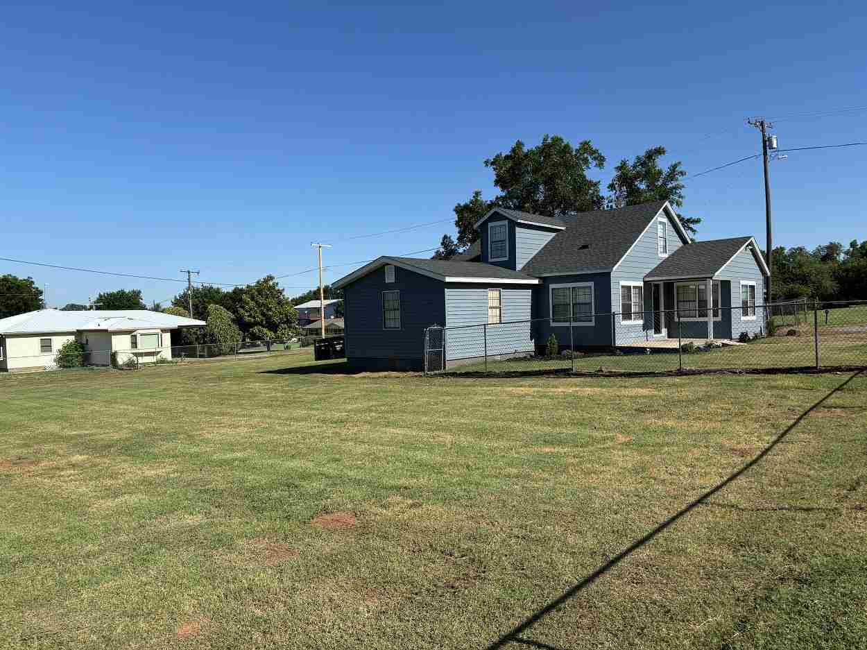 Property Photo:  203 N Locust  OK 73541 