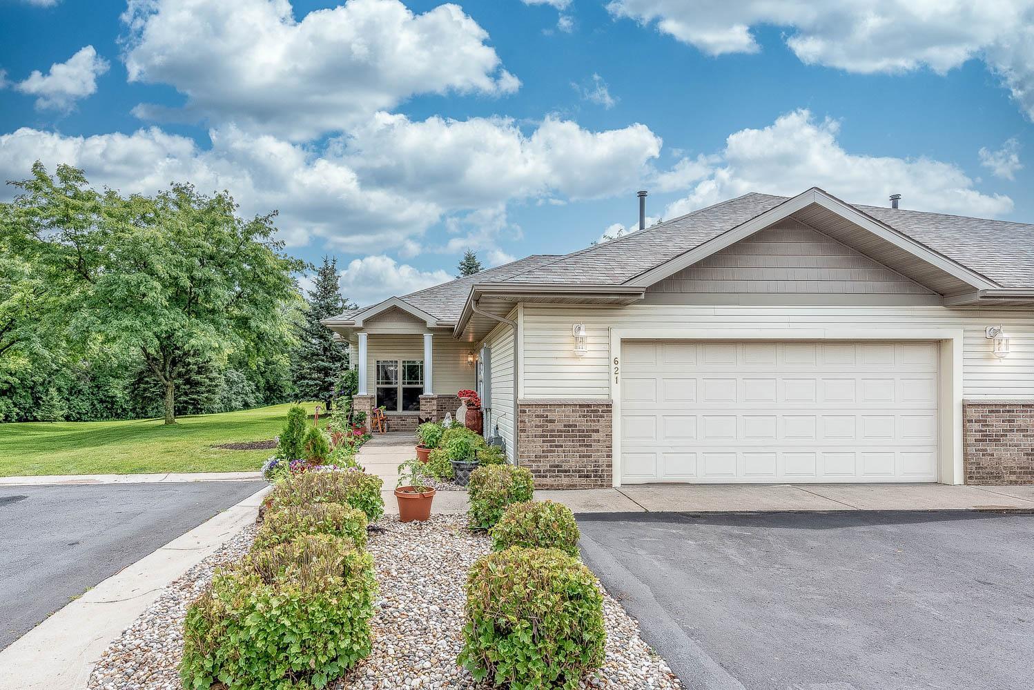 Property Photo: 621 Dublin Court MN 56001