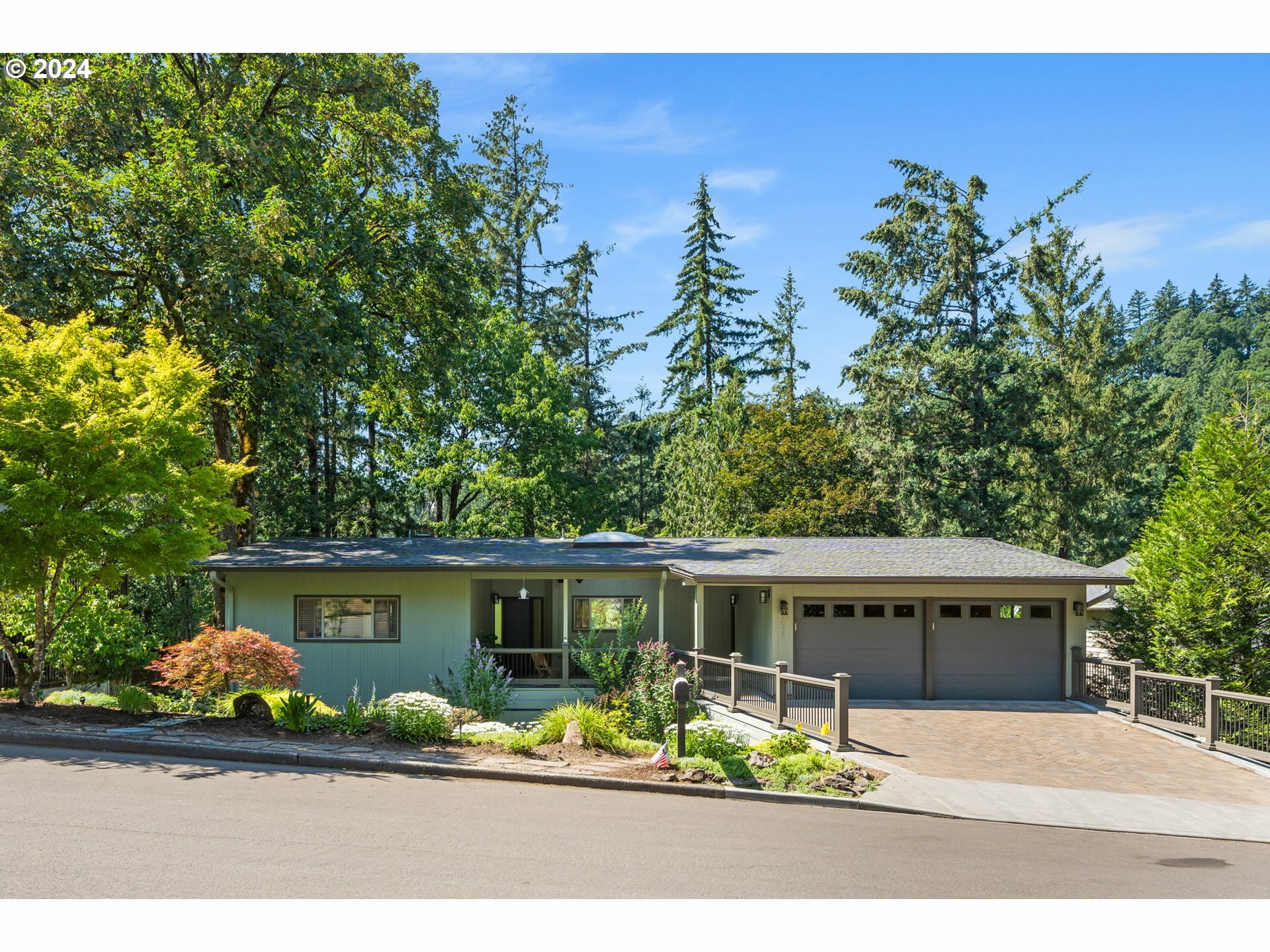 Property Photo: 2033 Ridgewood Rd OR 97034