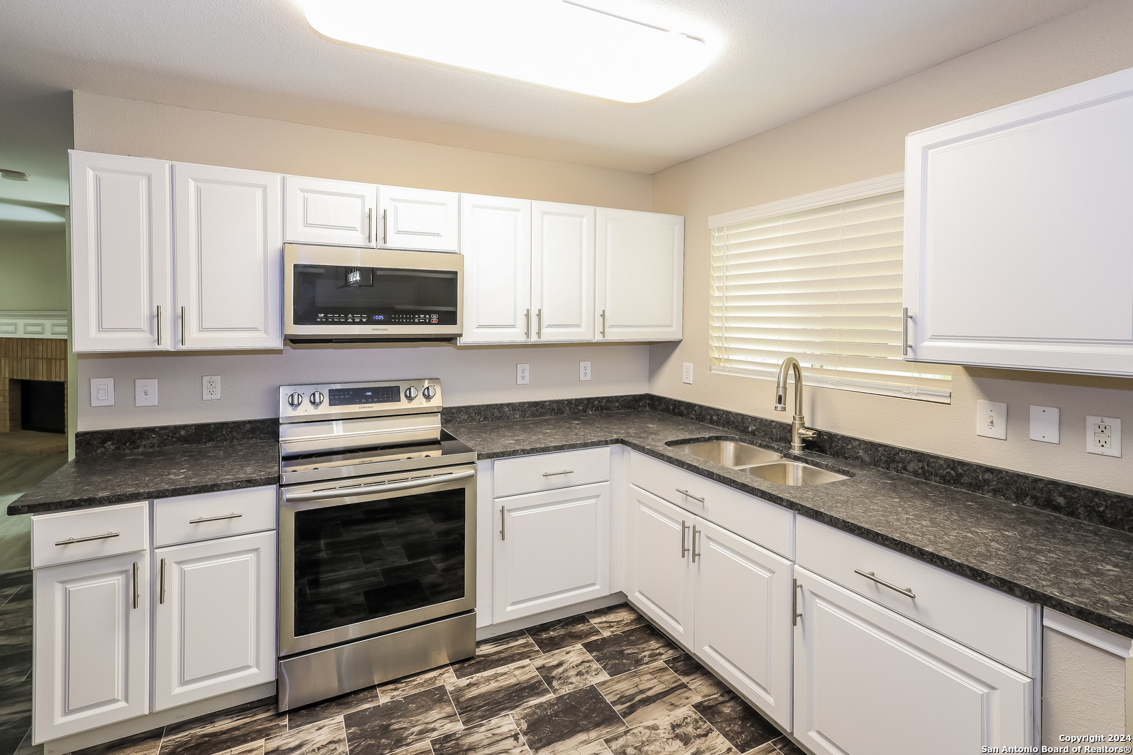Property Photo: 10906 Hillsdale Loop TX 78249