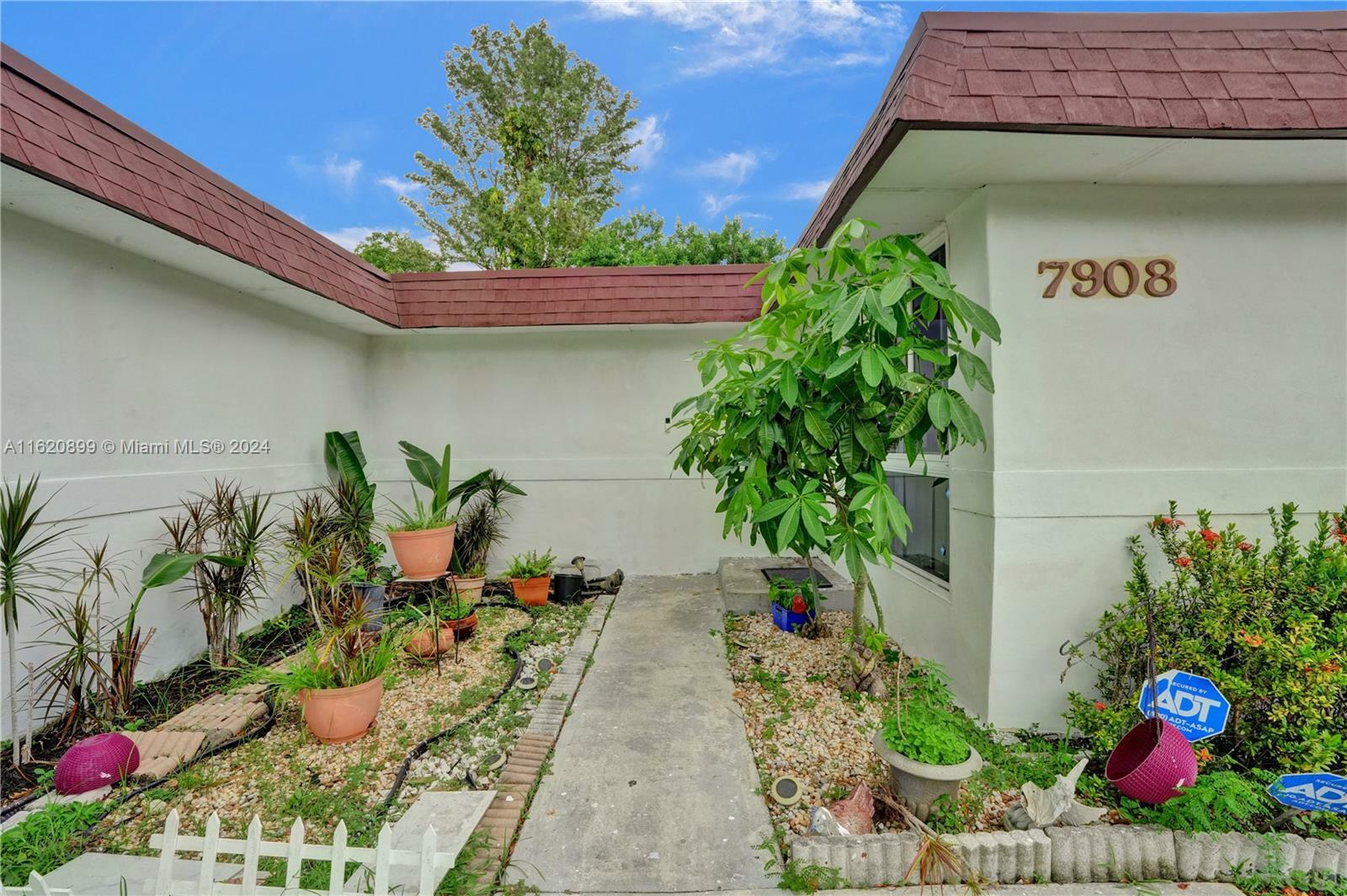 Property Photo:  7908 NW 70th Ave  FL 33321 