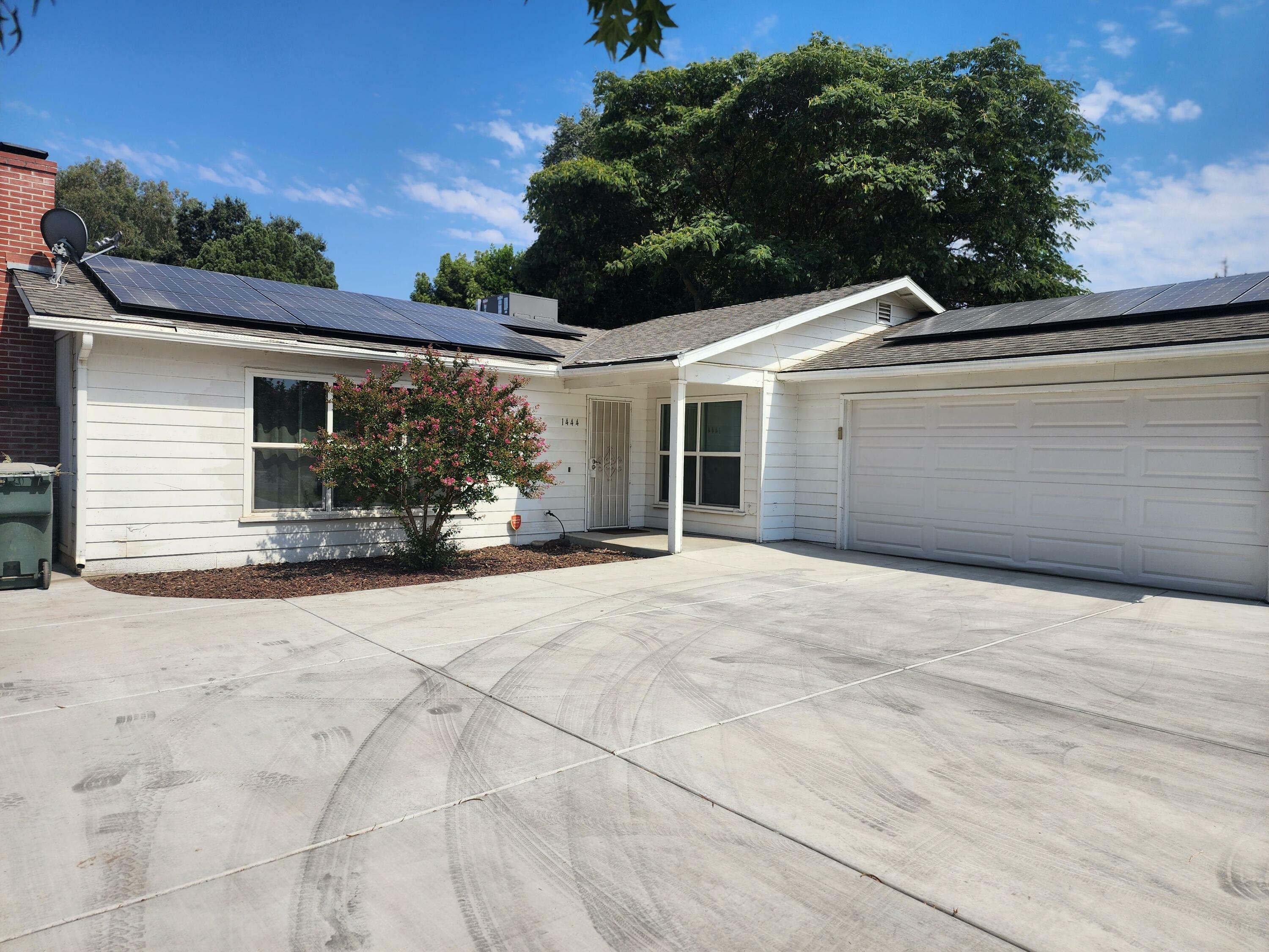 Property Photo:  1444 S Giddings Street  CA 93277 