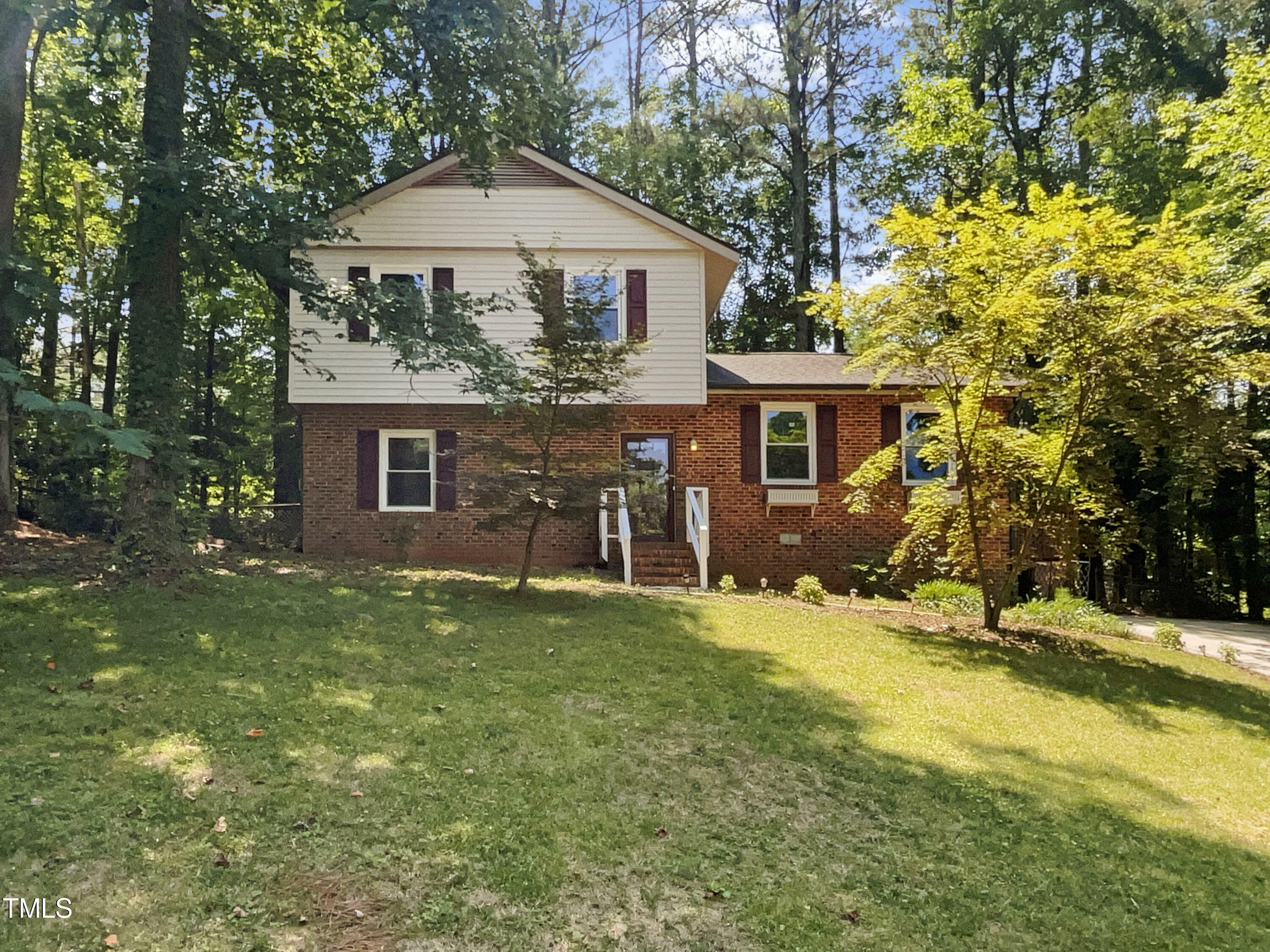 Property Photo:  1422 Dunbar Court  NC 27511 