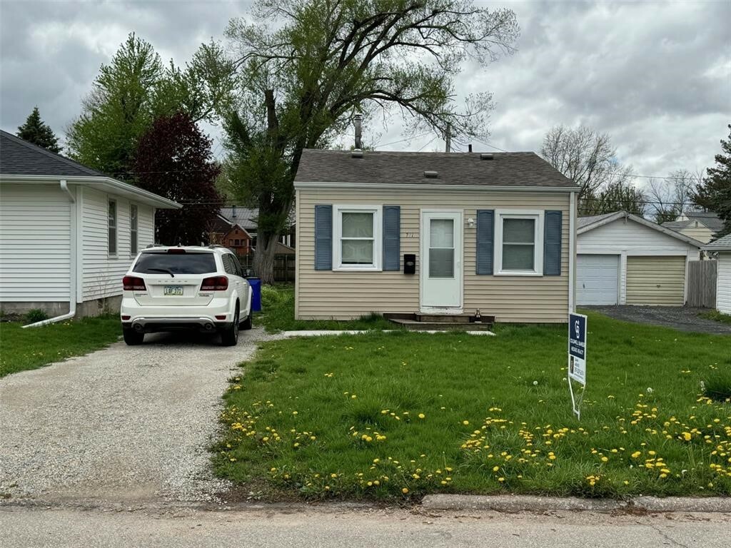 Property Photo:  711 36th Street NE  IA 52402 