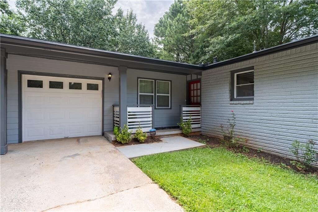 Property Photo:  2096 Chestnut Hill Circle  GA 30032 