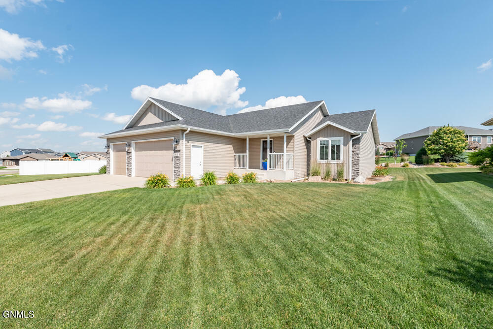 Property Photo:  613 Slate Drive  ND 58503 