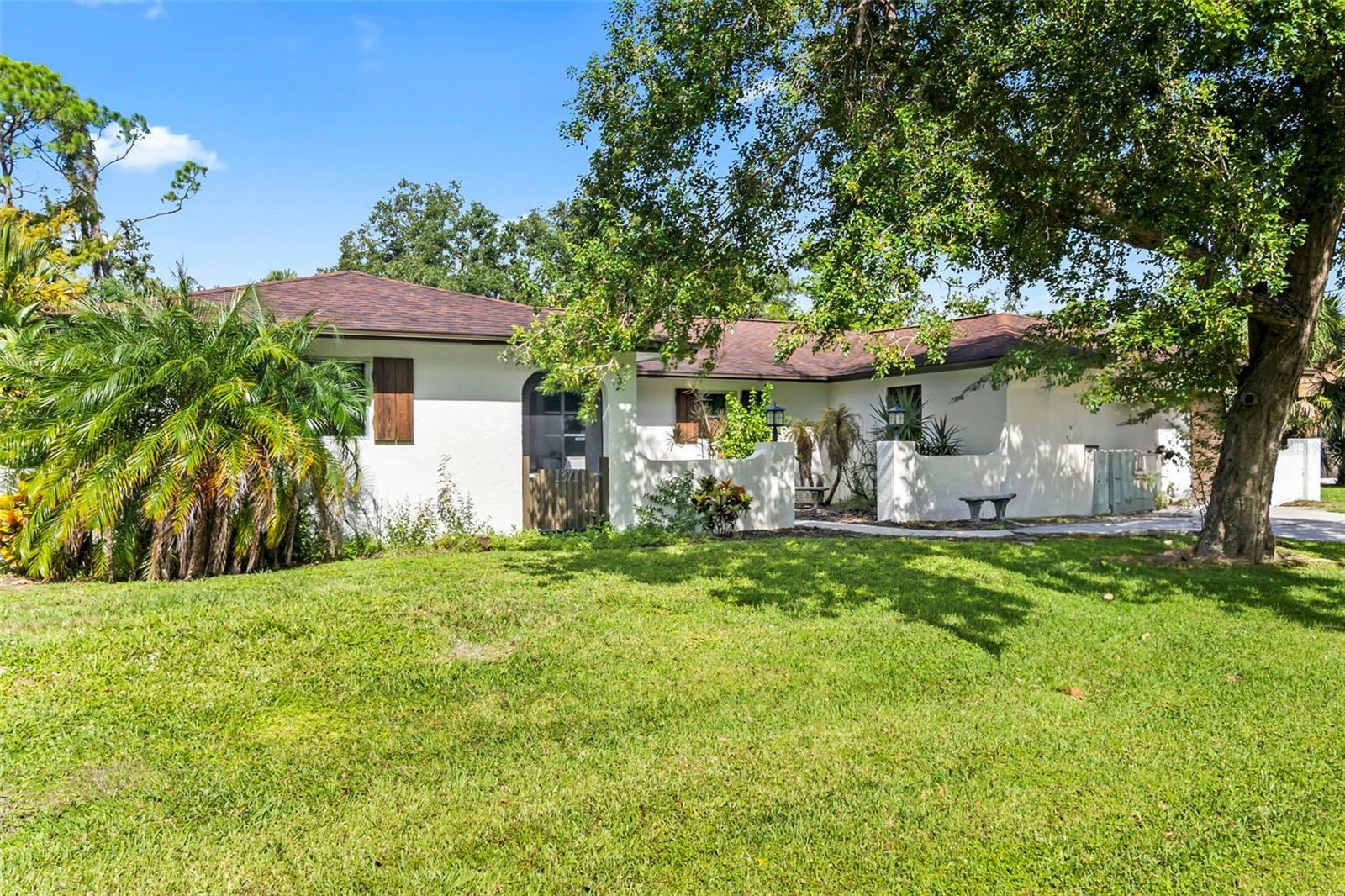 Property Photo:  1371 Mohawk Drive  FL 33952 