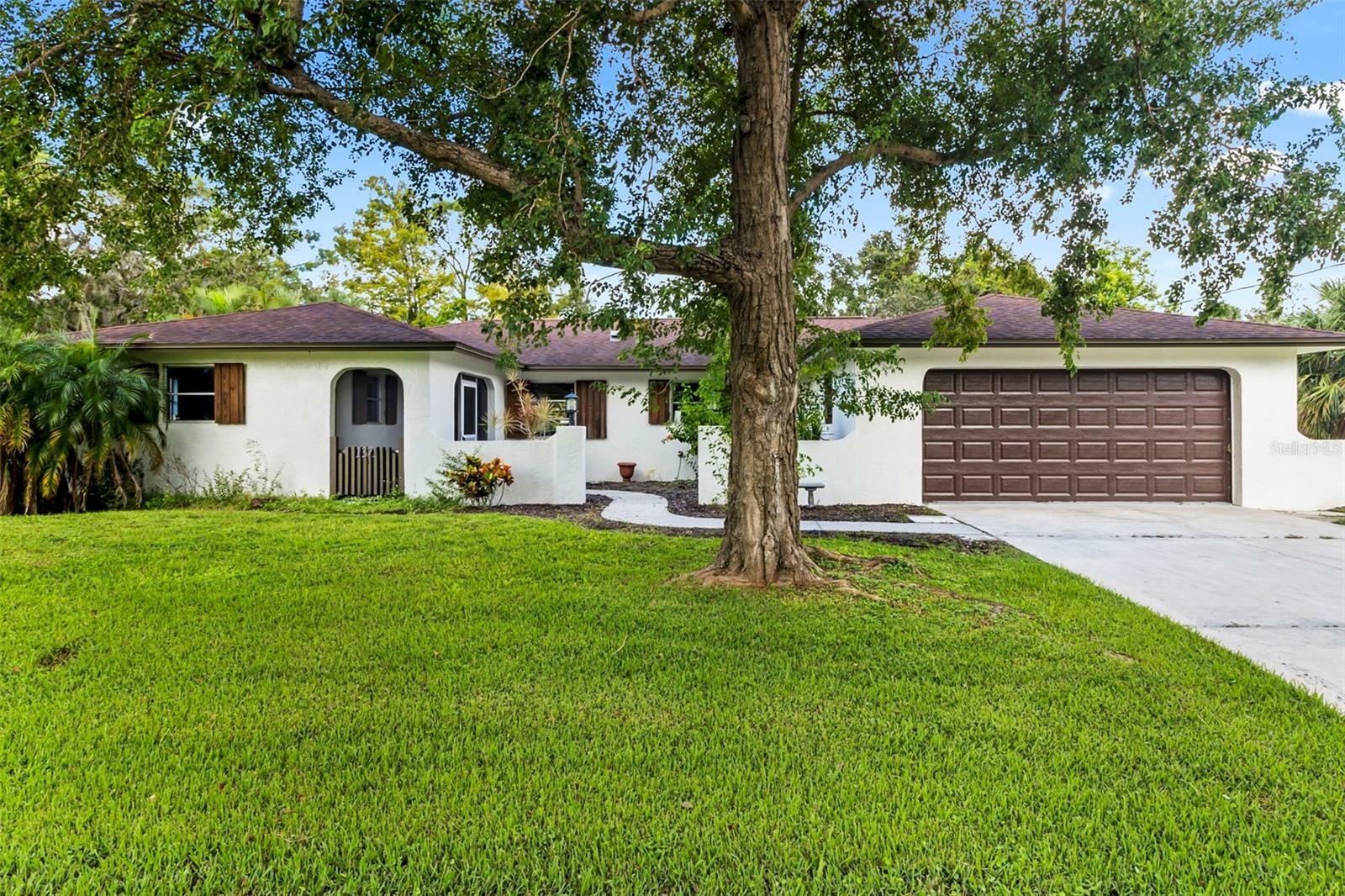 Property Photo:  1371 Mohawk Drive  FL 33952 