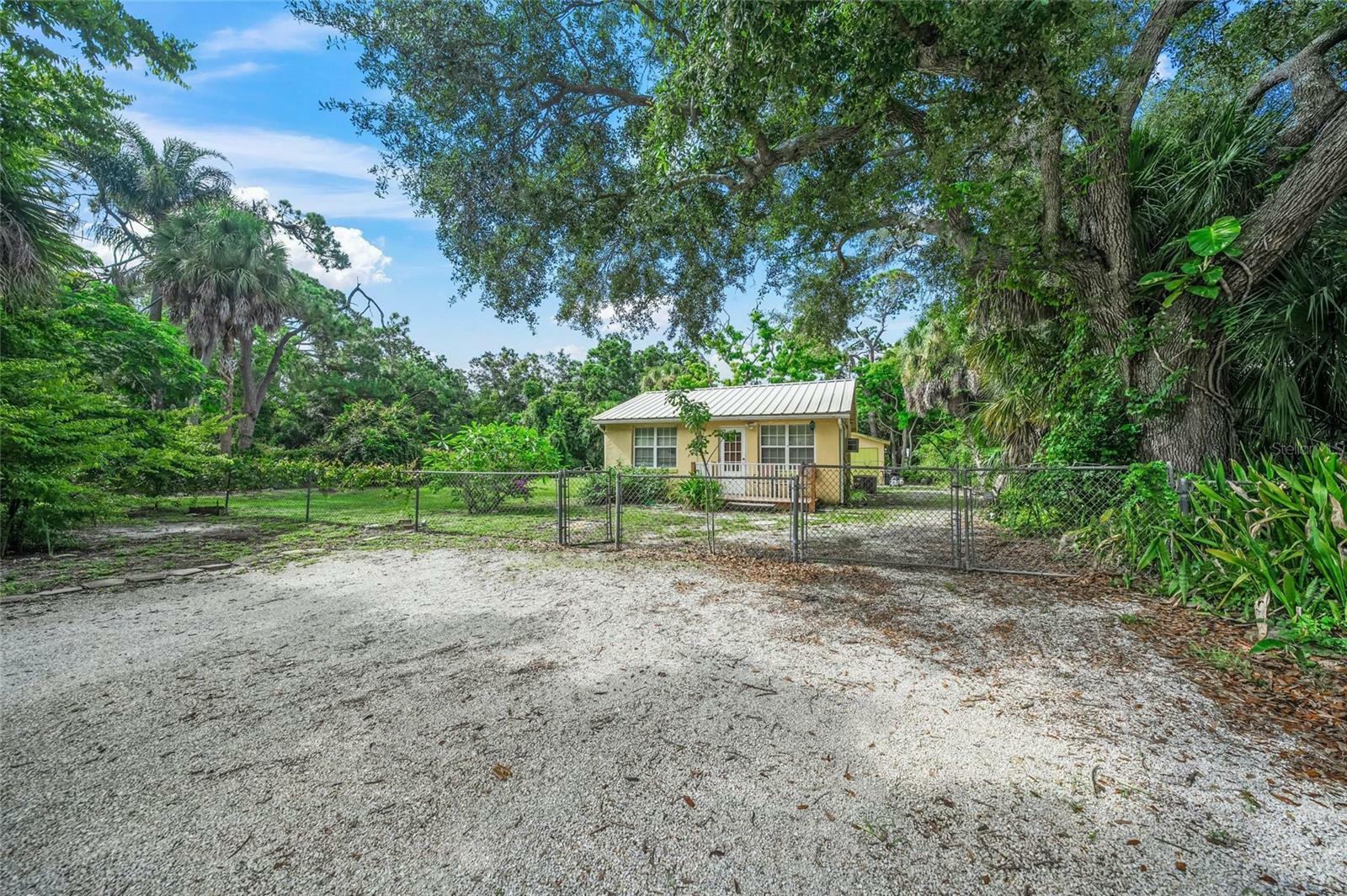 Property Photo:  2632 Hawthorne Street  FL 34239 