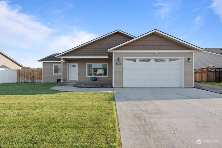 Property Photo:  609 Q Street SW  WA 98848 