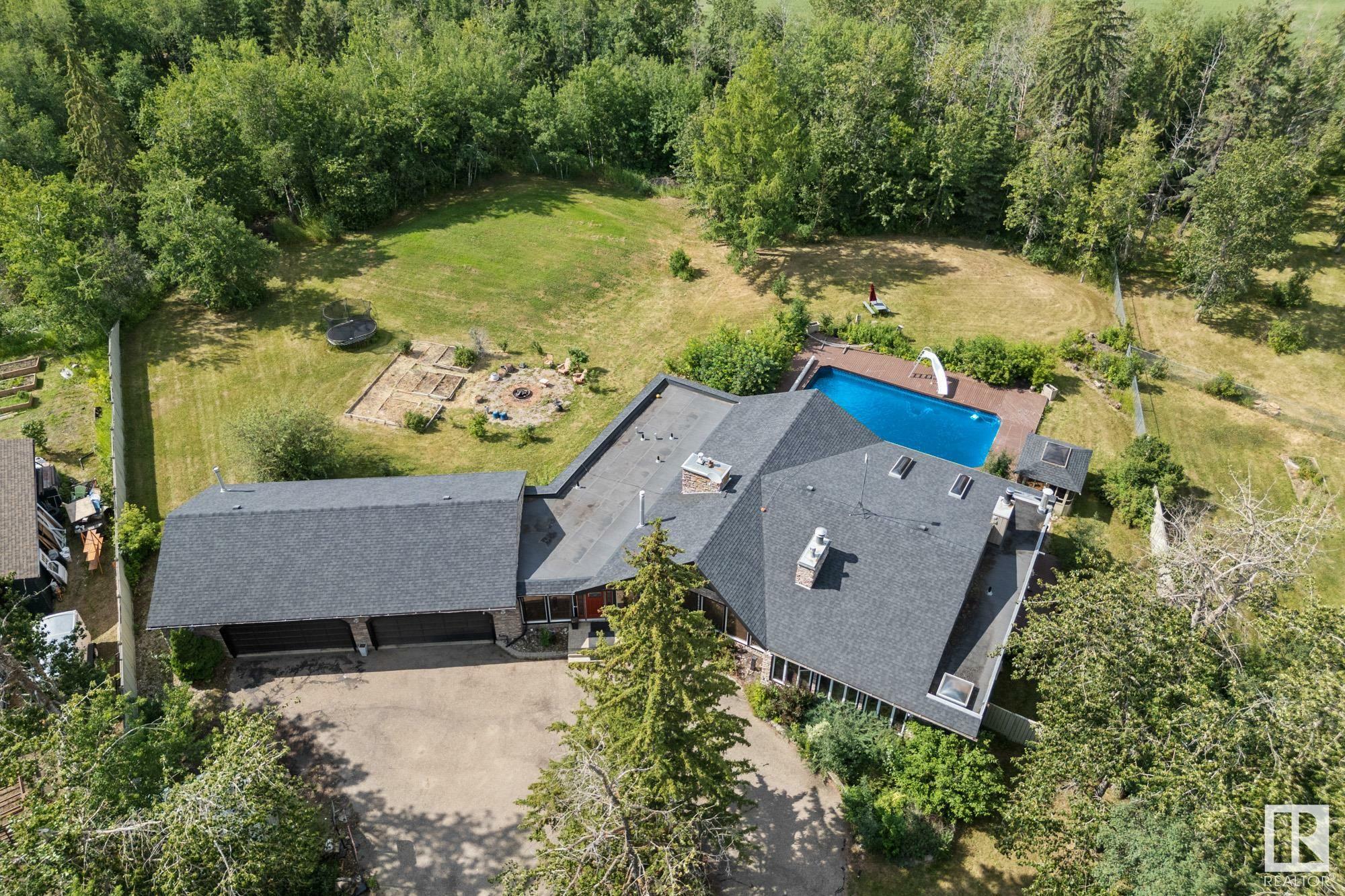 Property Photo:  54006 Rge Rd 261  AB T8T 0C1 