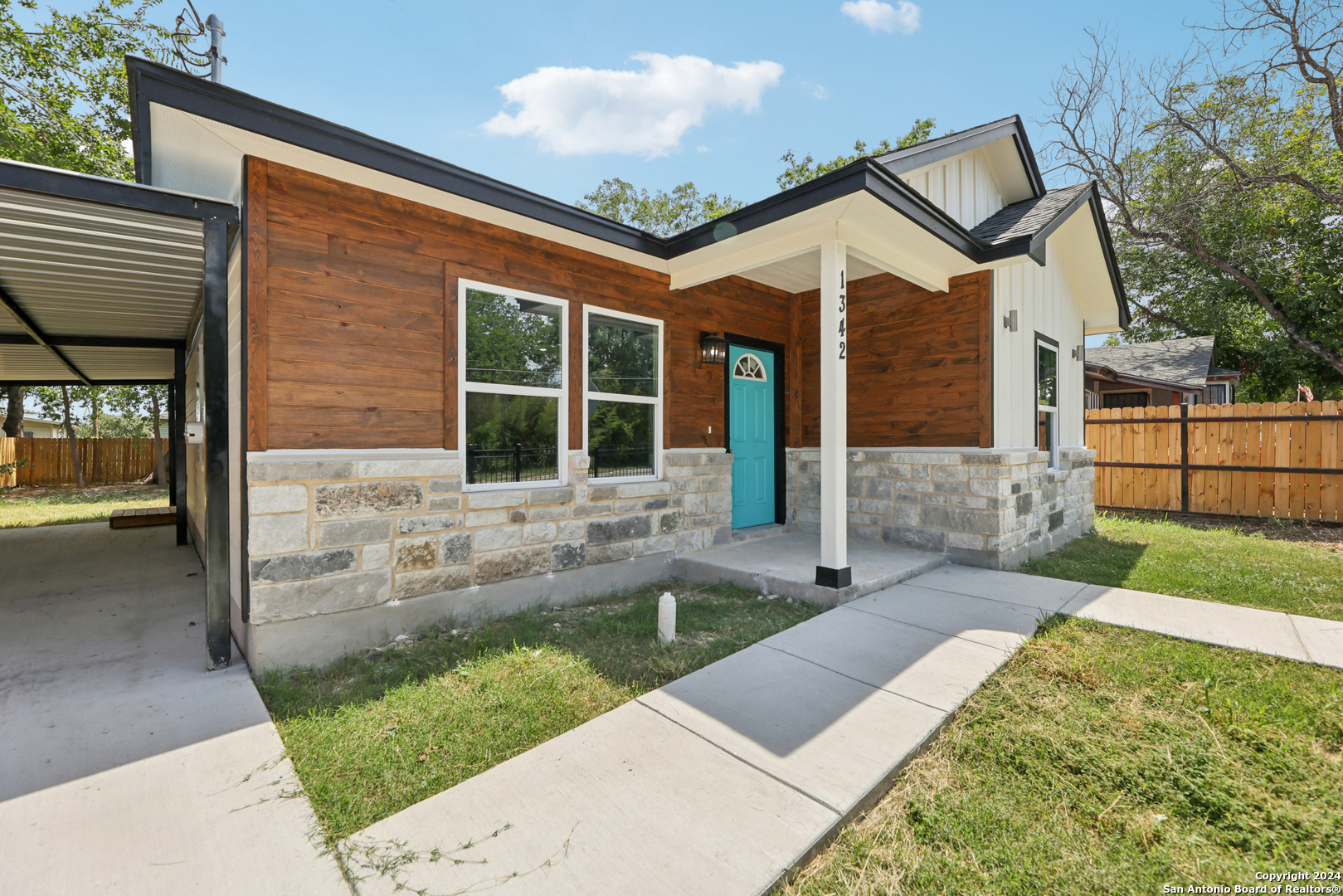 Property Photo: 1342 E Chavaneaux Rd TX 78214