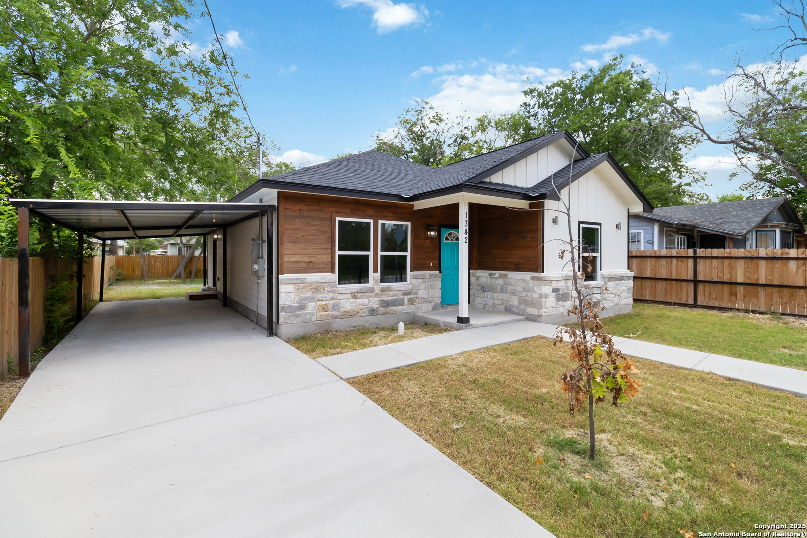 Property Photo: 1342 E Chavaneaux Rd TX 78214