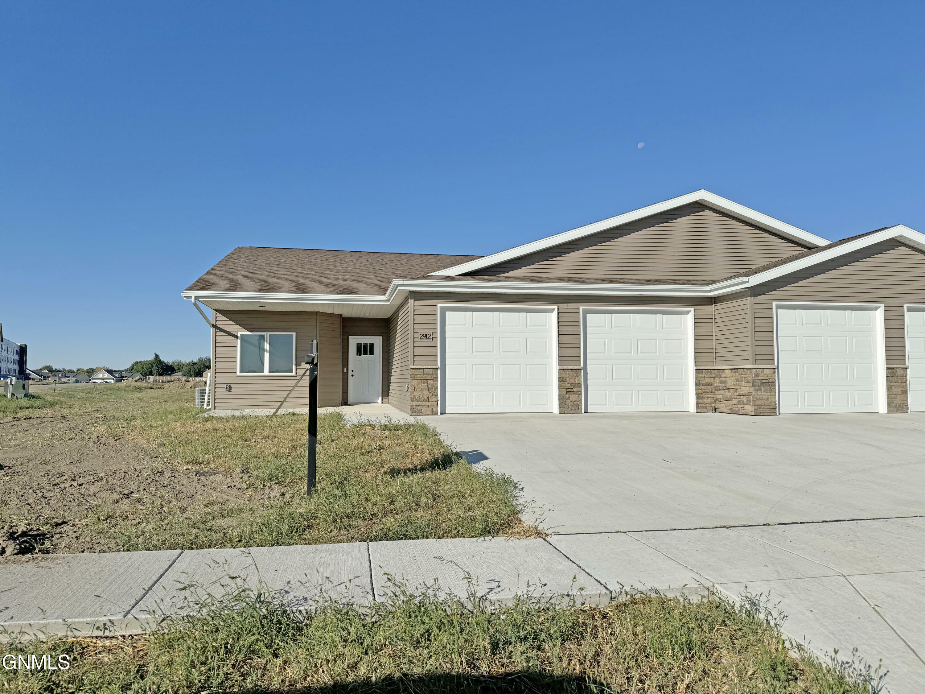 Property Photo:  2912 Peach Tree Drive  ND 58504 