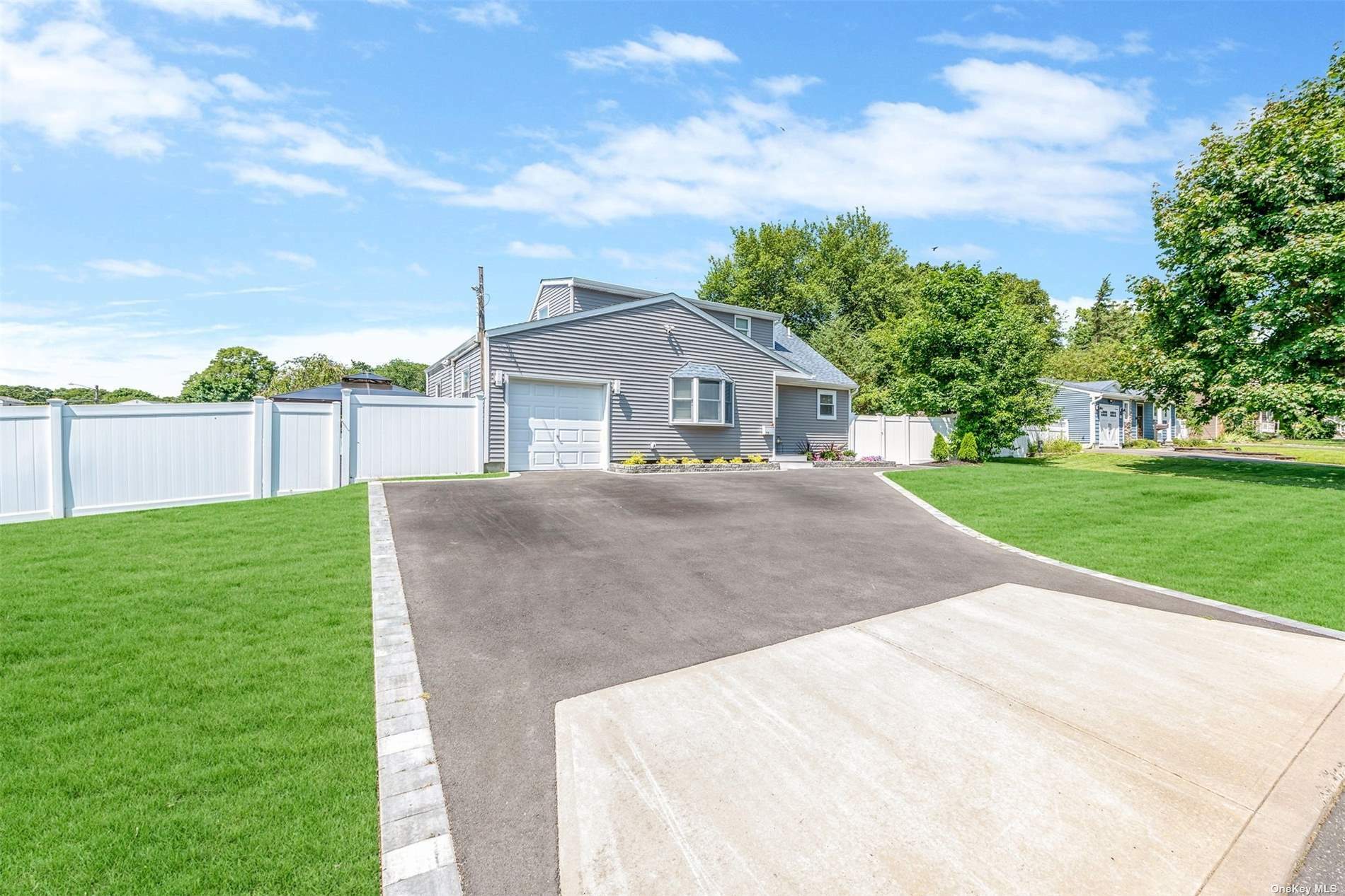 Property Photo:  118 Circle Dr S Drive S  NY 11772 