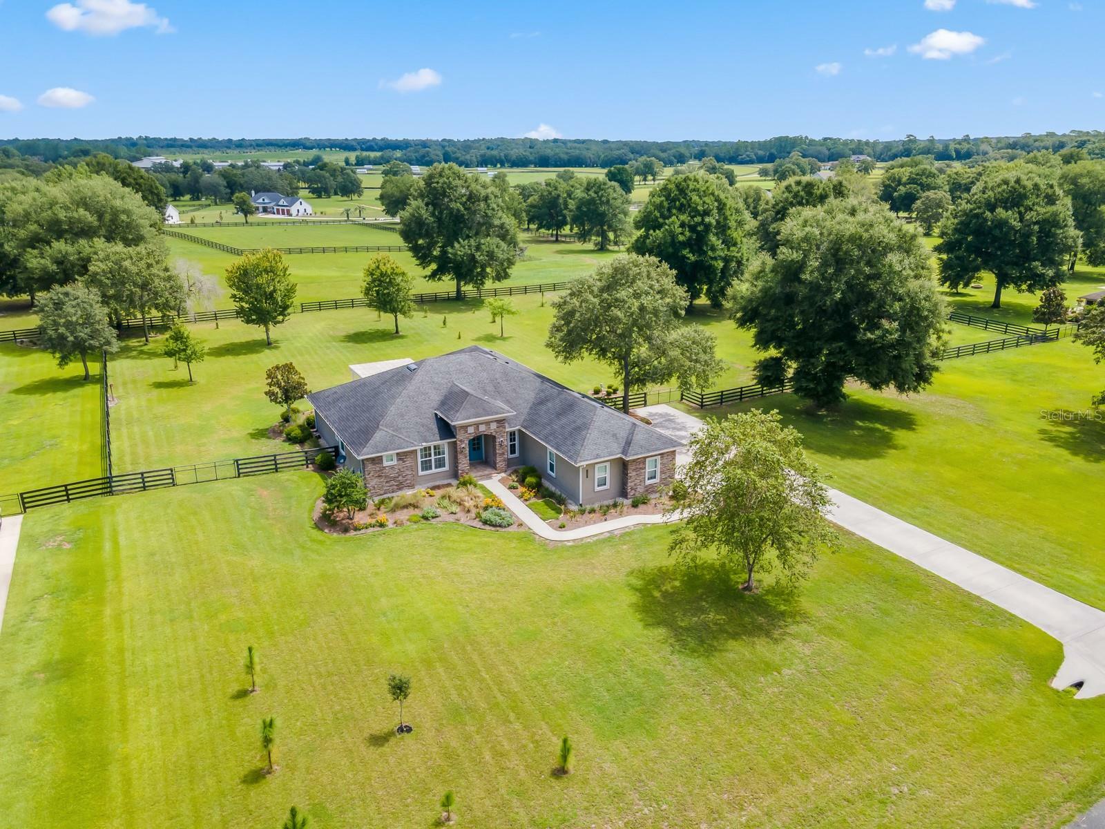 Property Photo: 1047 SW Mandiba Drive FL 32024