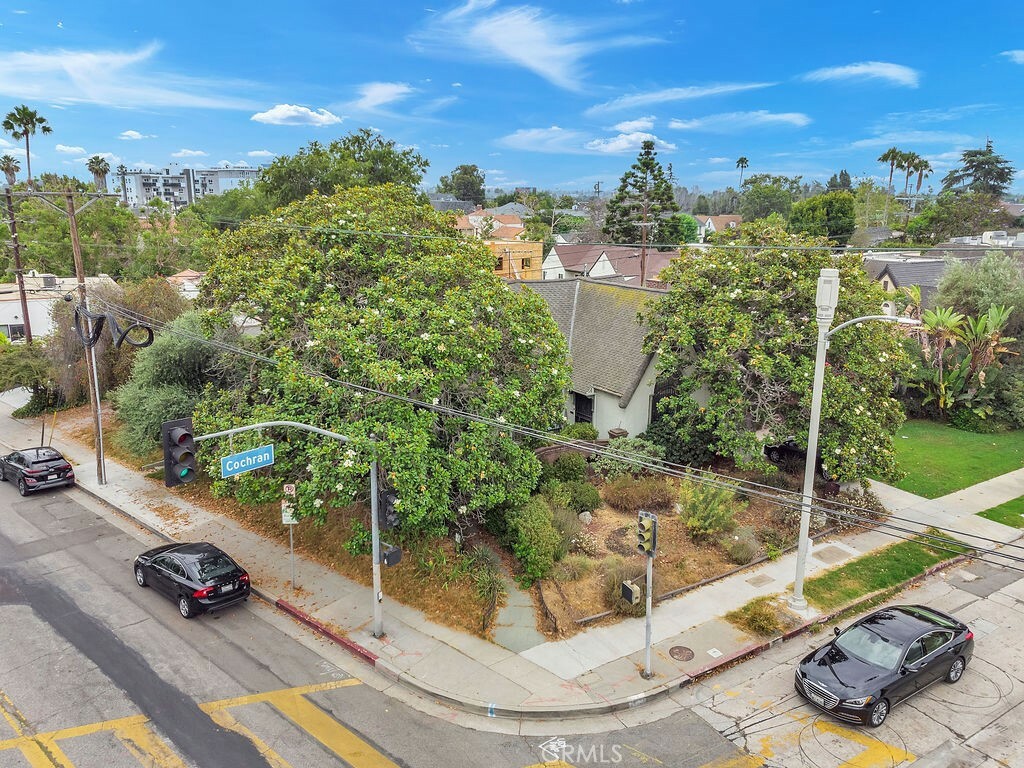 Property Photo:  802 S Cochran Avenue  CA 90036 