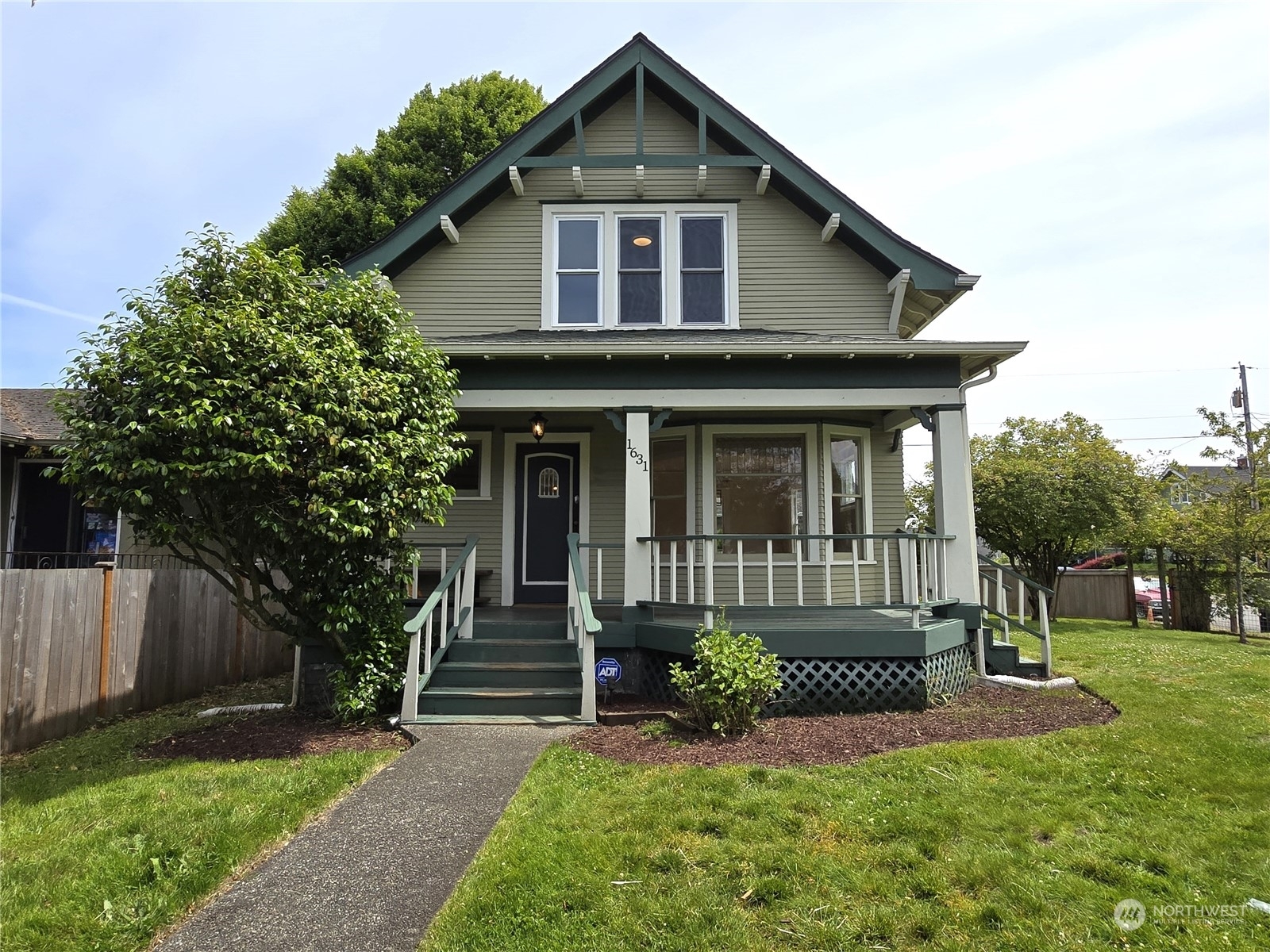 Property Photo:  1631 Oakes Avenue  WA 98201 