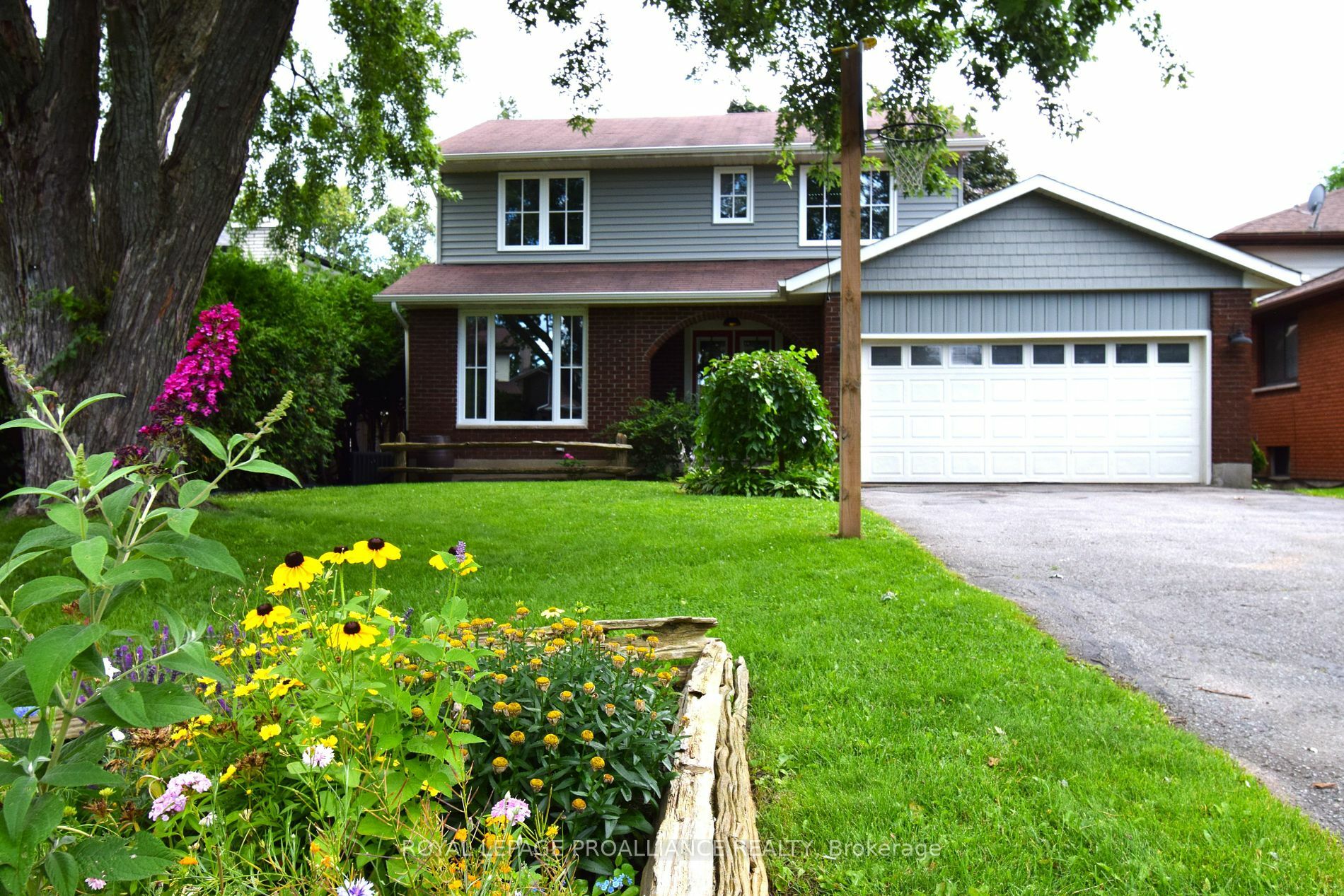 Property Photo:  69 Kensington Cres  ON K8P 4T4 