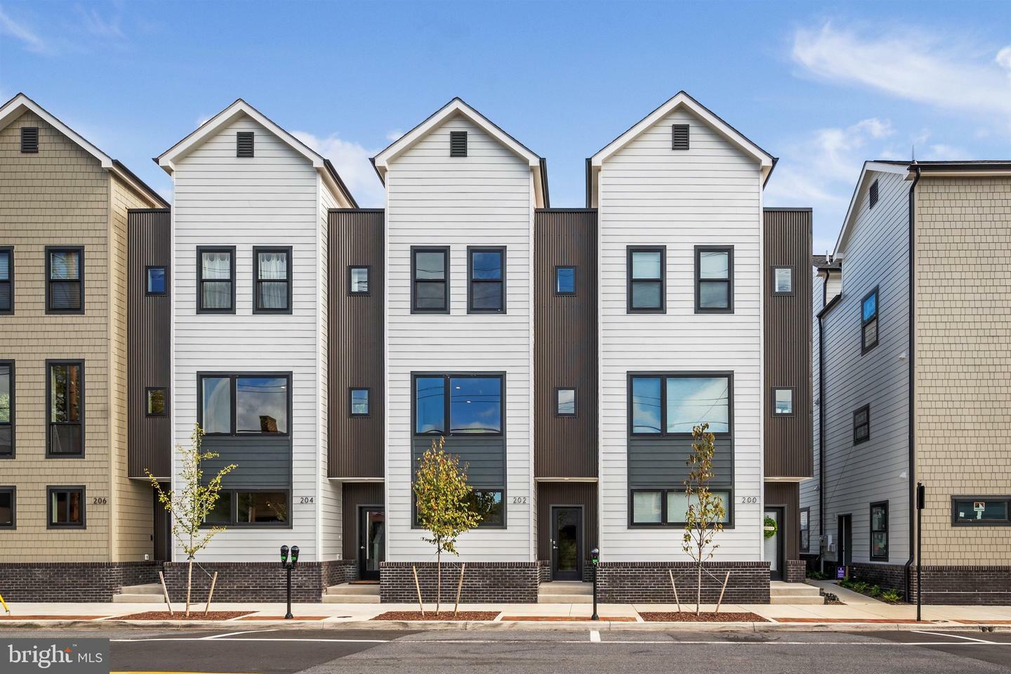 Property Photo: 212 E Piccadilly Street VA 22601