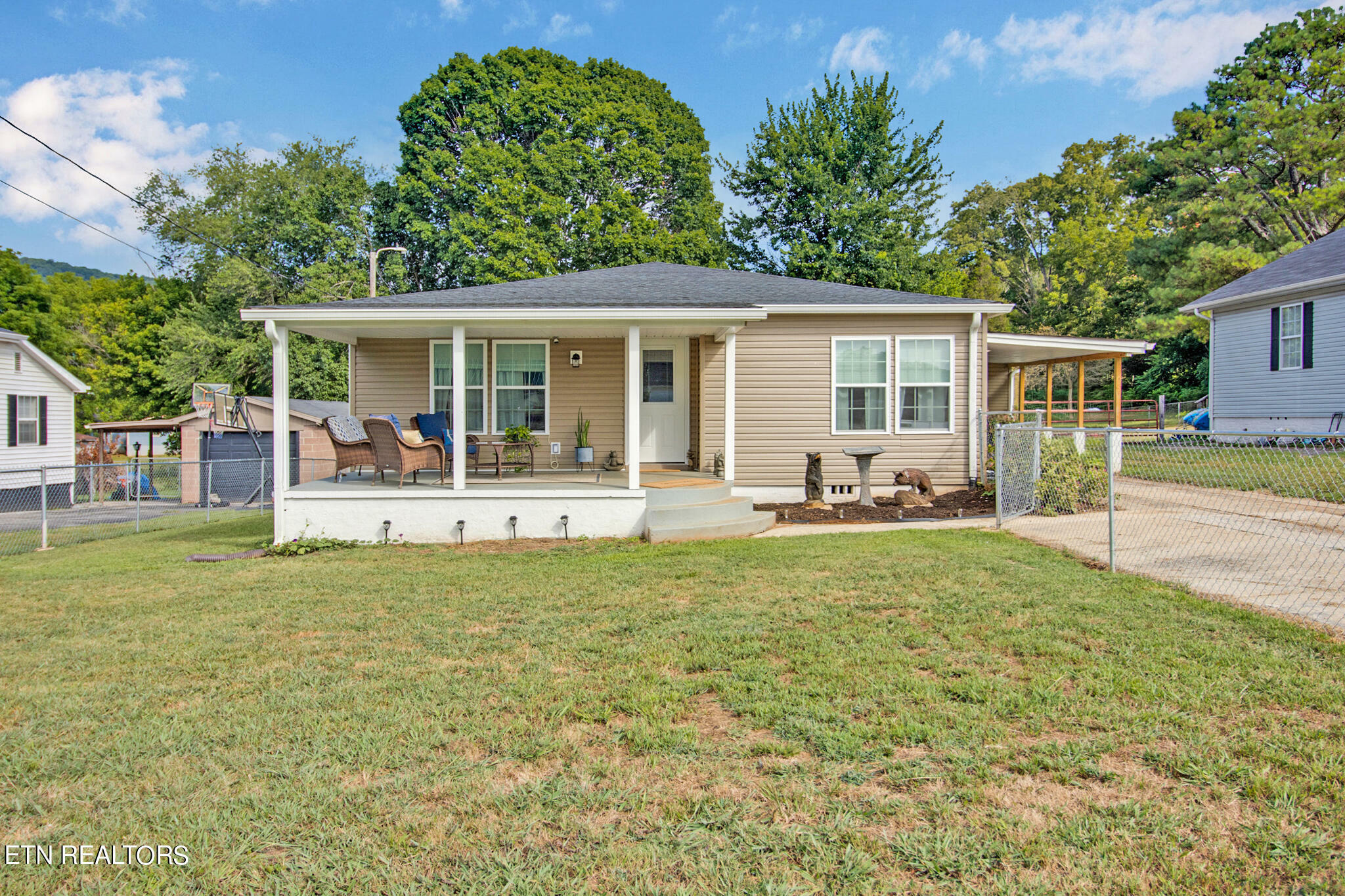 Property Photo:  513 N Chamberlain Ave  TN 37854 