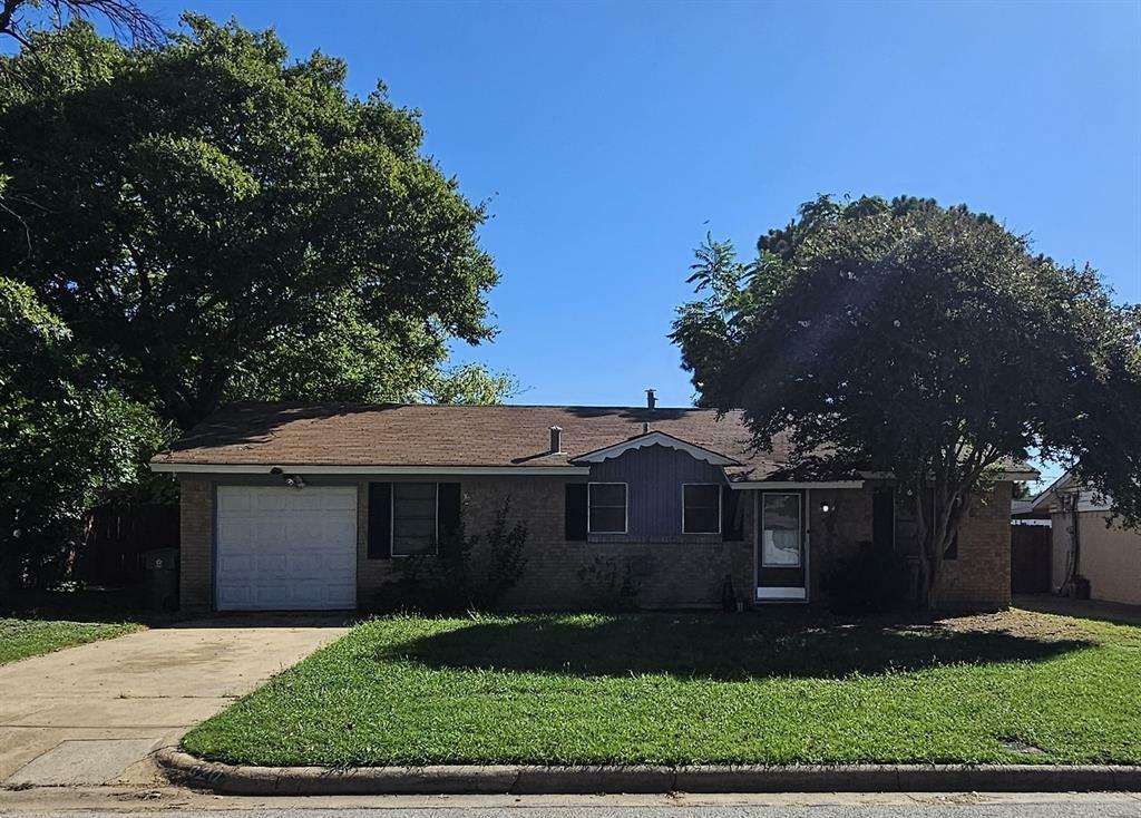 Property Photo:  820 Bryan Drive  TX 76022 