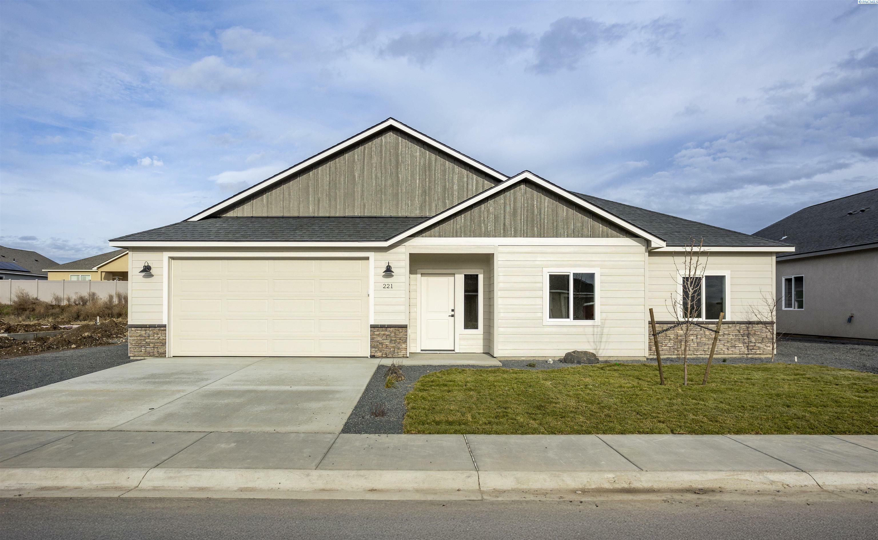 Property Photo:  221 Bratton Street  WA 99350 