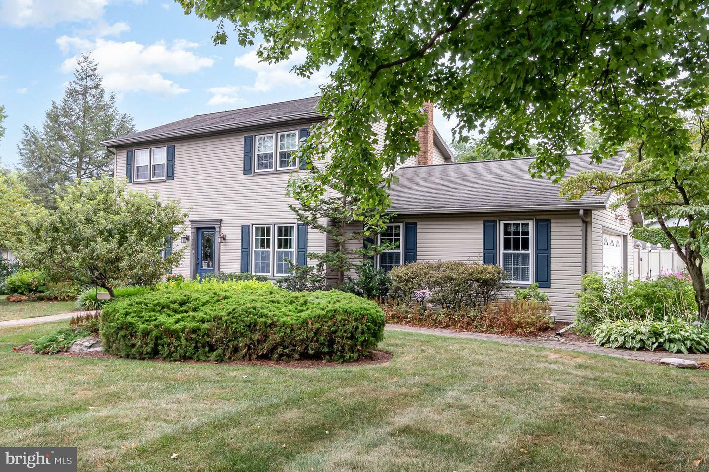 Property Photo:  802 Buttonwood Street  PA 17078 