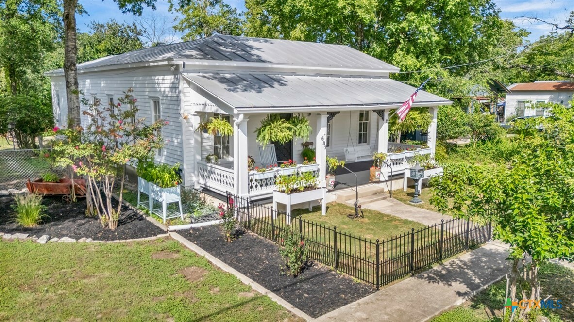 Property Photo:  637 Comal Avenue  TX 78130 