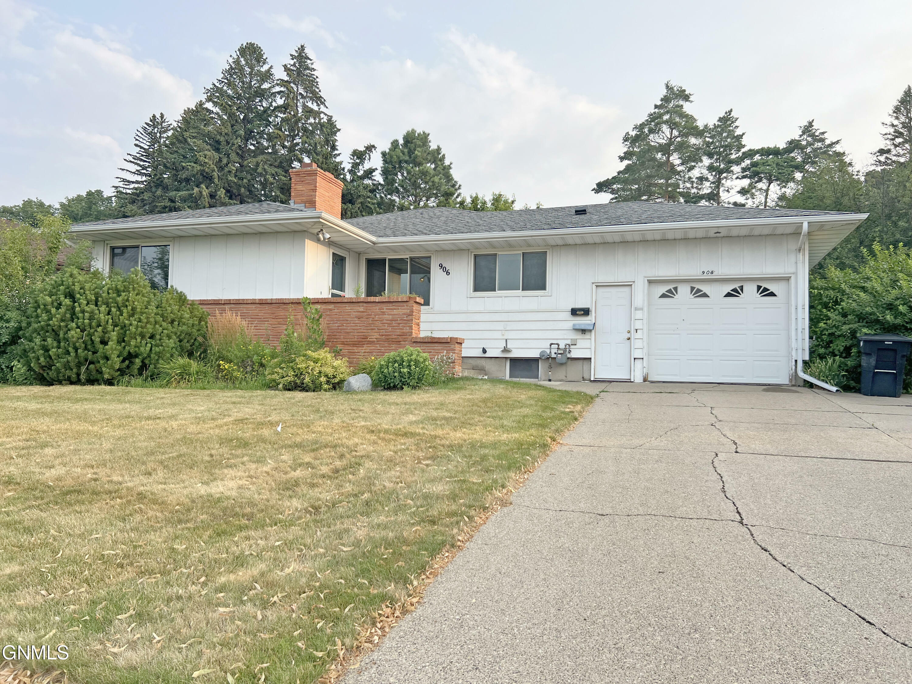 Property Photo:  906 Avenue B Avenue W  ND 58501 