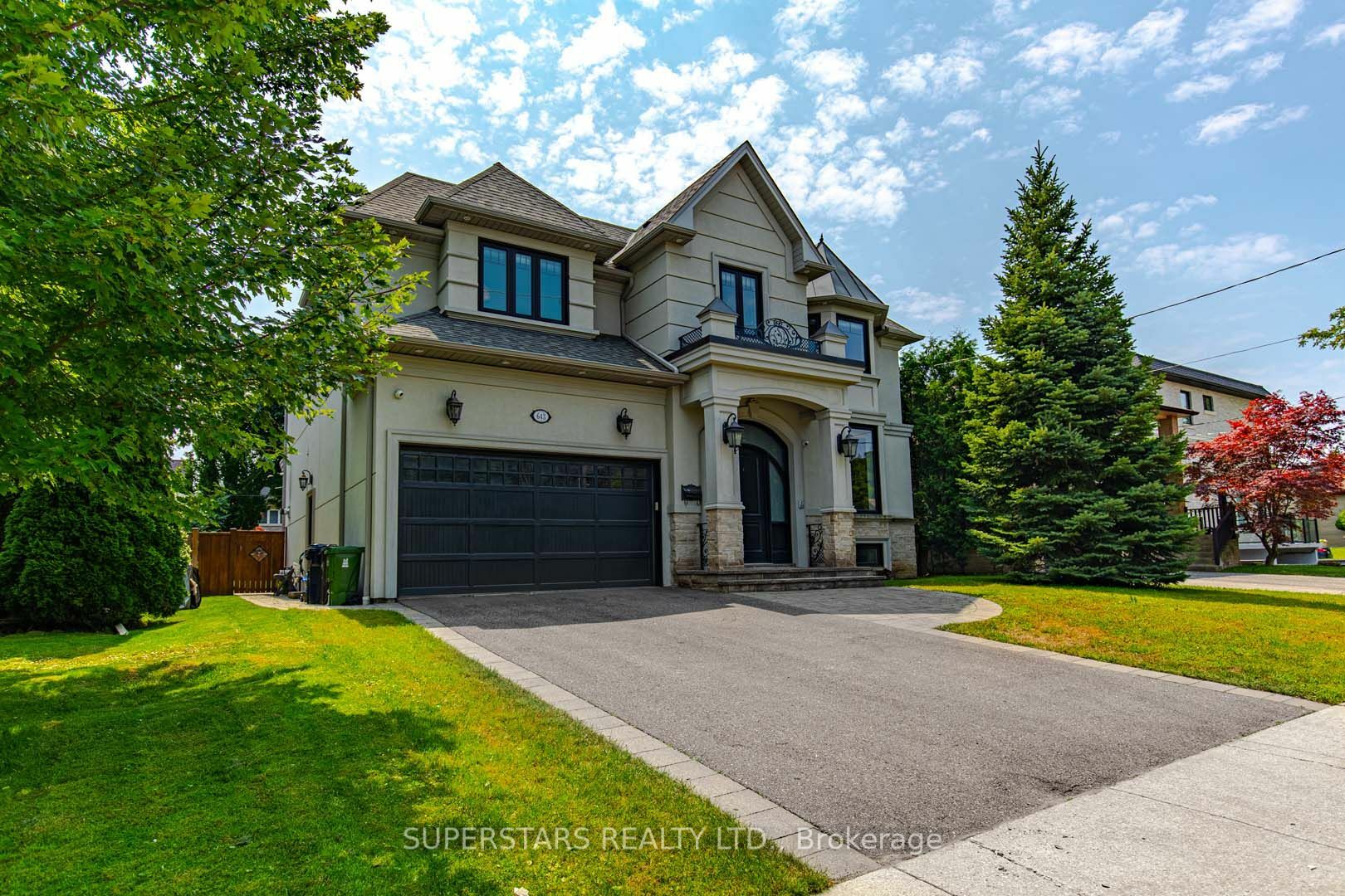 Photo de la propriété:  643 Glencairn Ave  ON M6B 1Z6 