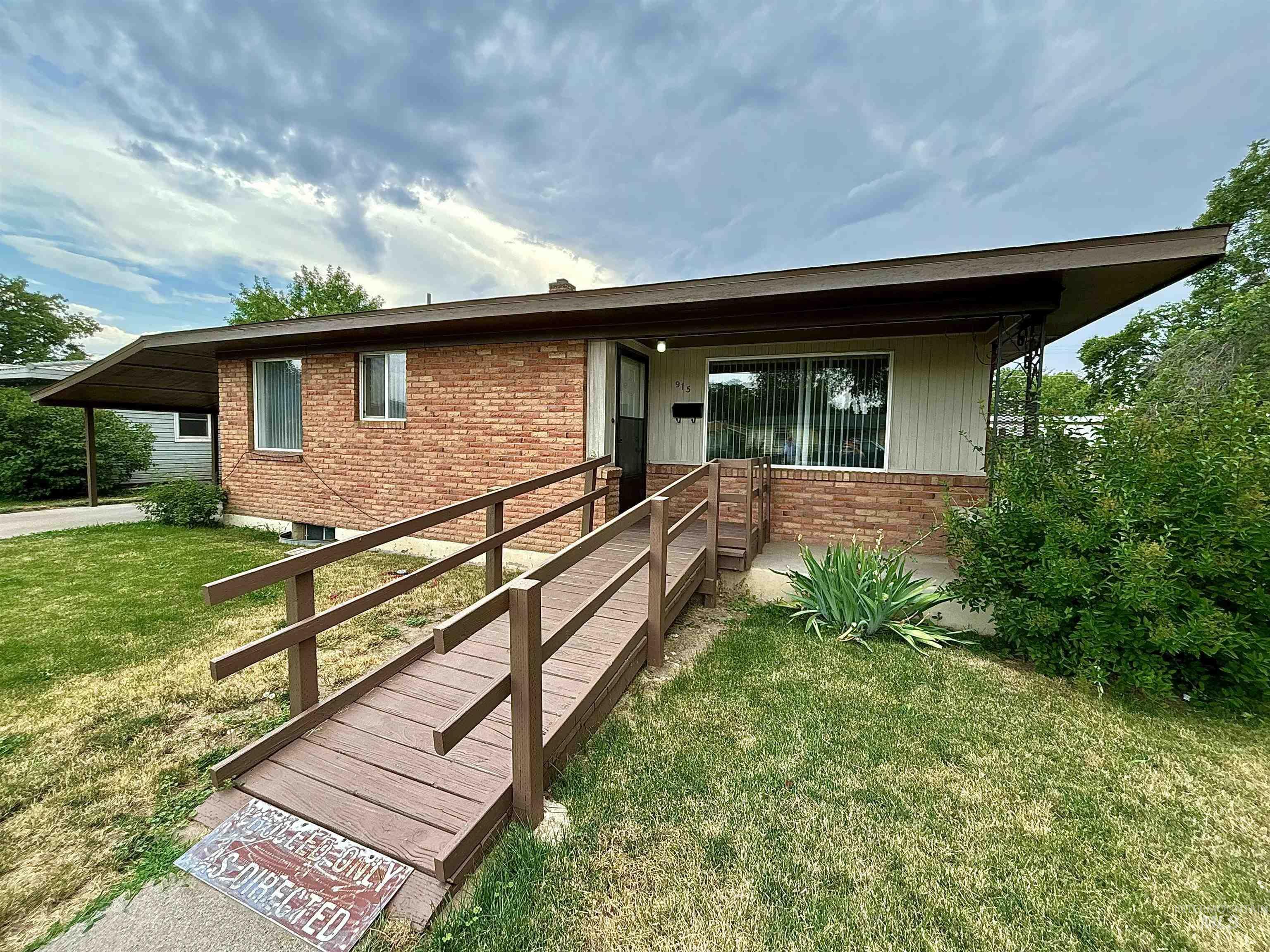 Property Photo: 915 N 6th E ID 83647