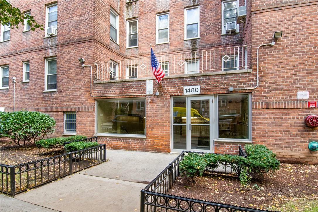 Property Photo:  1480 Thieriot Avenue 4N  NY 10460 