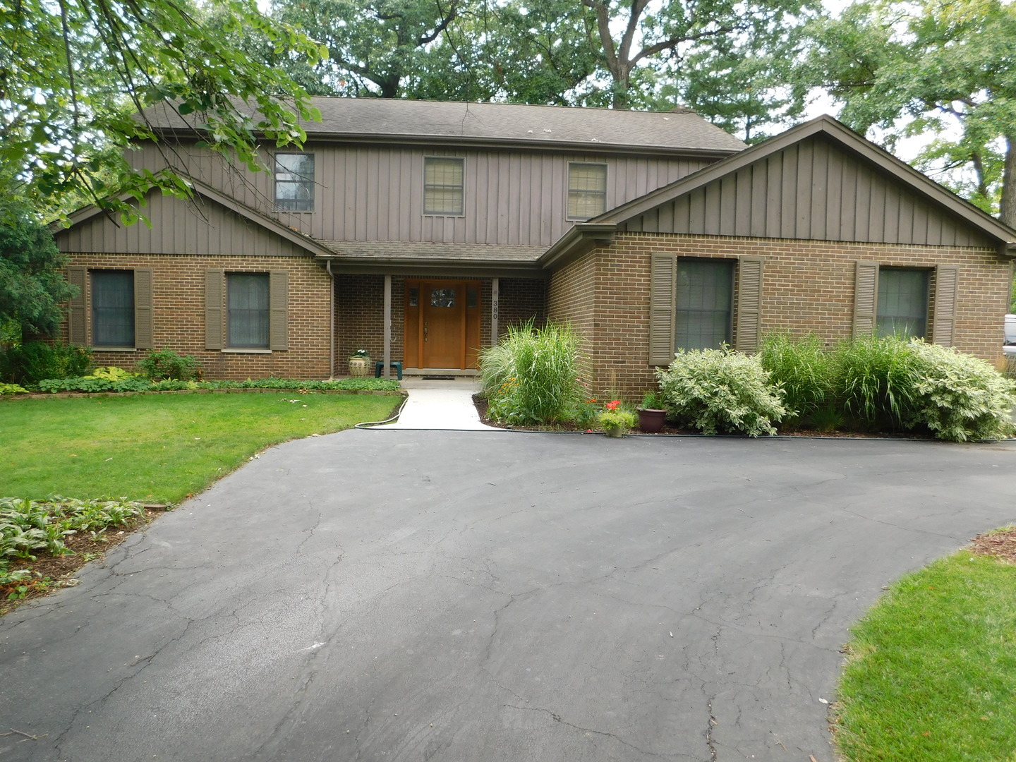 Property Photo:  380 N Shady Lane  IL 60126 