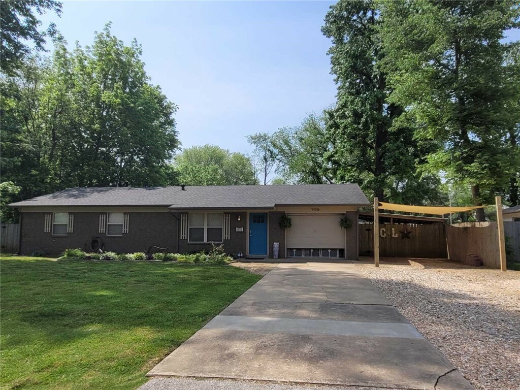 Property Photo:  906 SE 3rd Street  AR 72712 