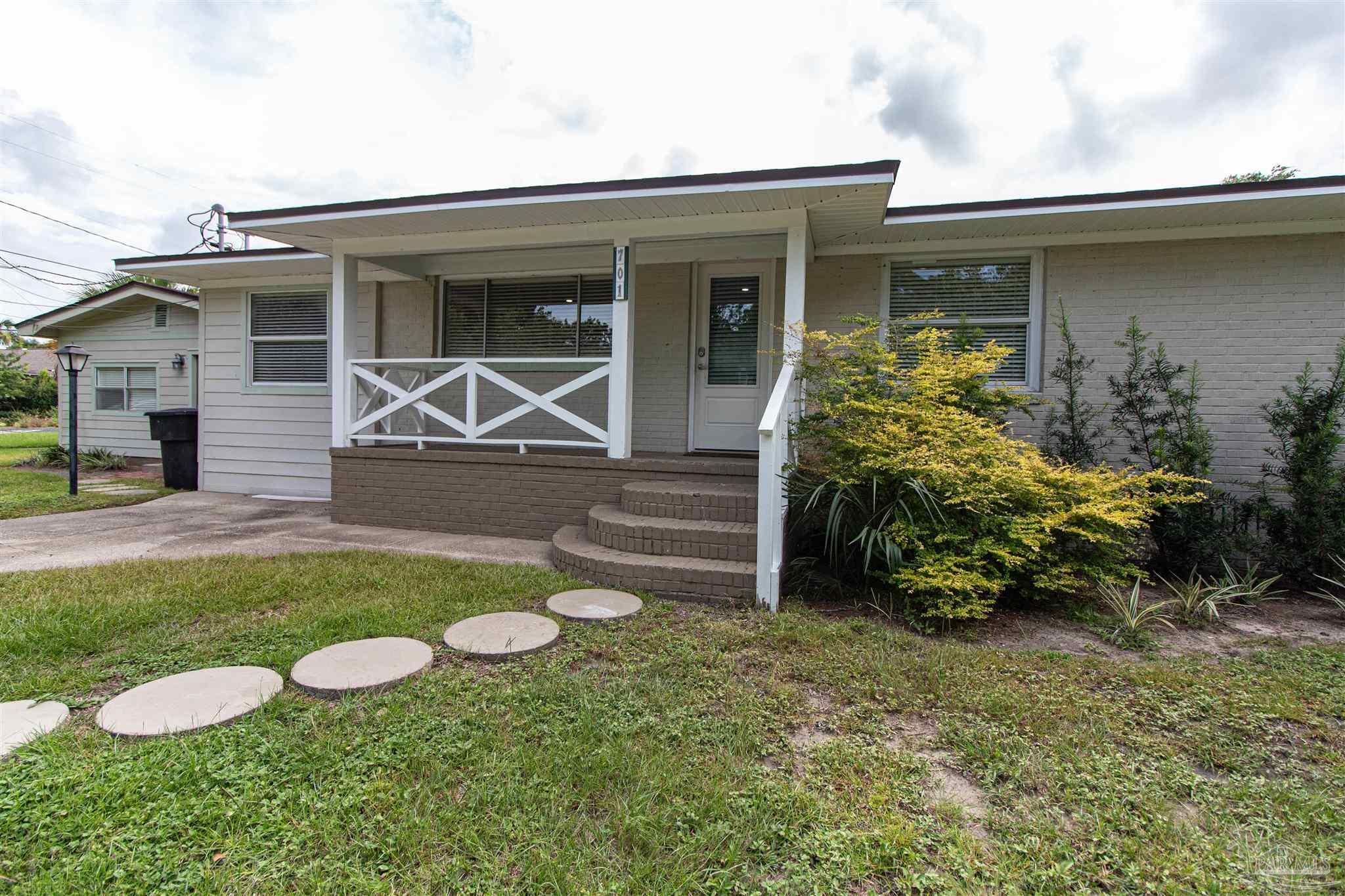 Property Photo: 701 N 18th Ave FL 32501