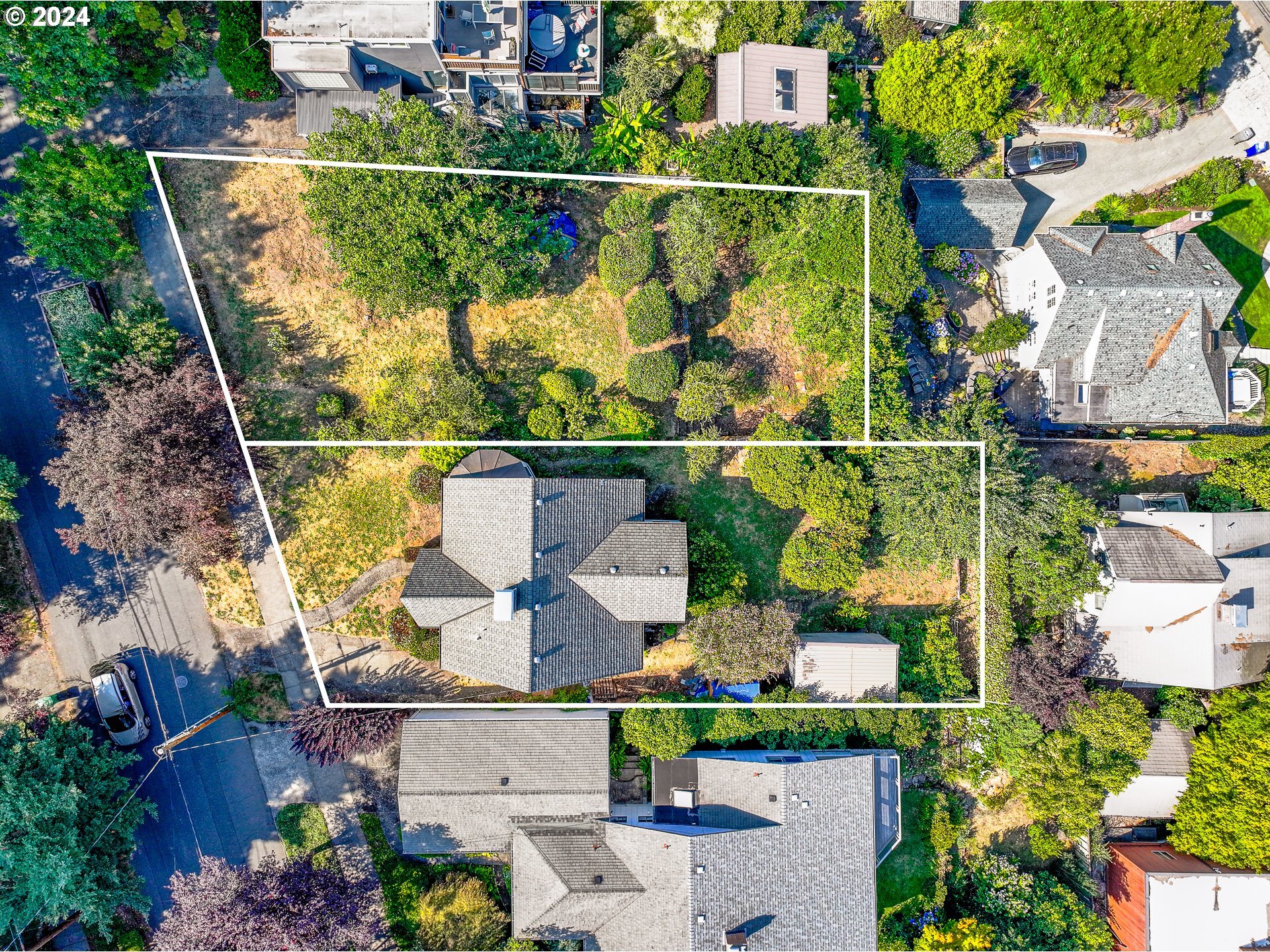 Property Photo: 7202 S Corbett Ave OR 97219