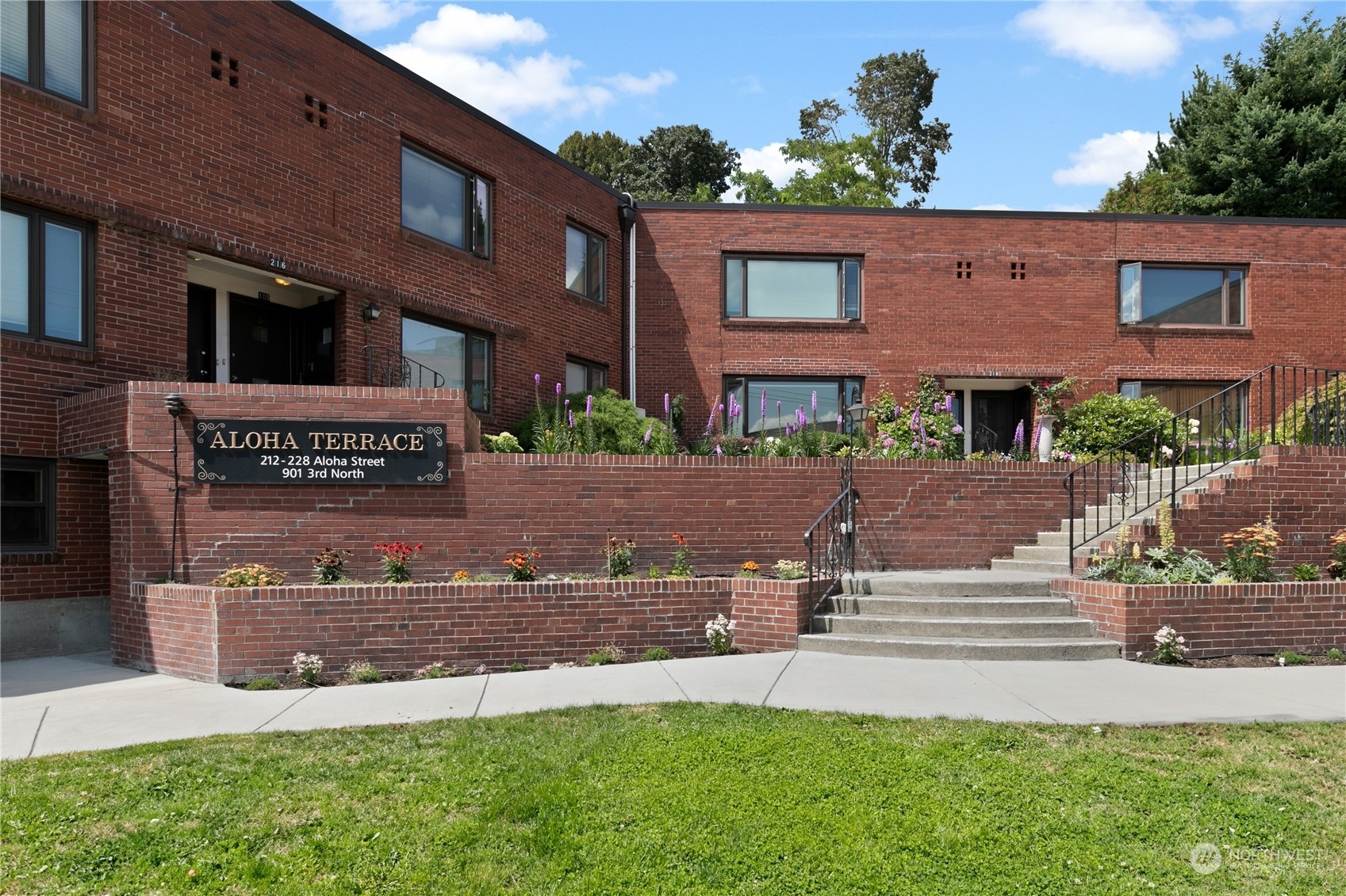 Property Photo: 212 Aloha Street 101 WA 98109