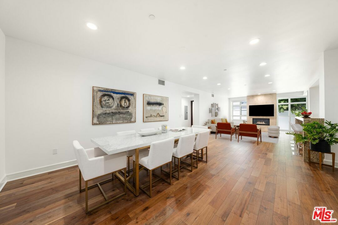 Property Photo:  447  N Doheny Dr 104  CA 90210 