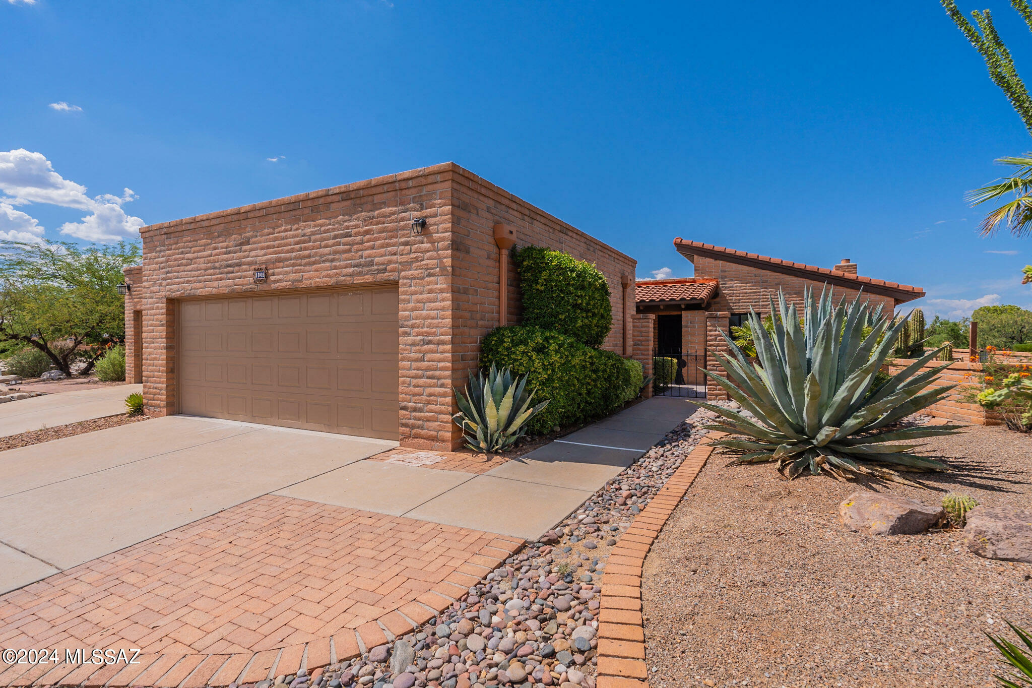 Property Photo:  1048 W Desert Hills Drive  AZ 85622 