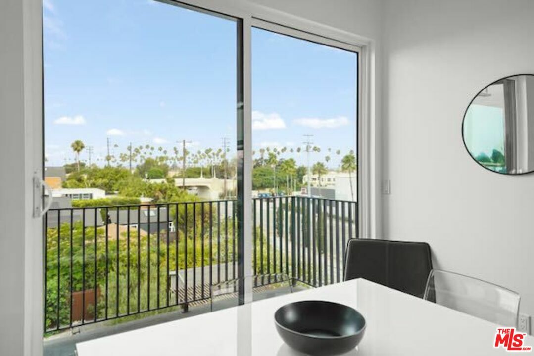 Property Photo:  4537  W 16th Pl 4539 1/2  CA 90019 