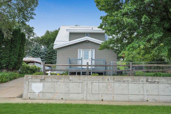 1007 E Bremer Avenue  Waverly IA 50677 photo