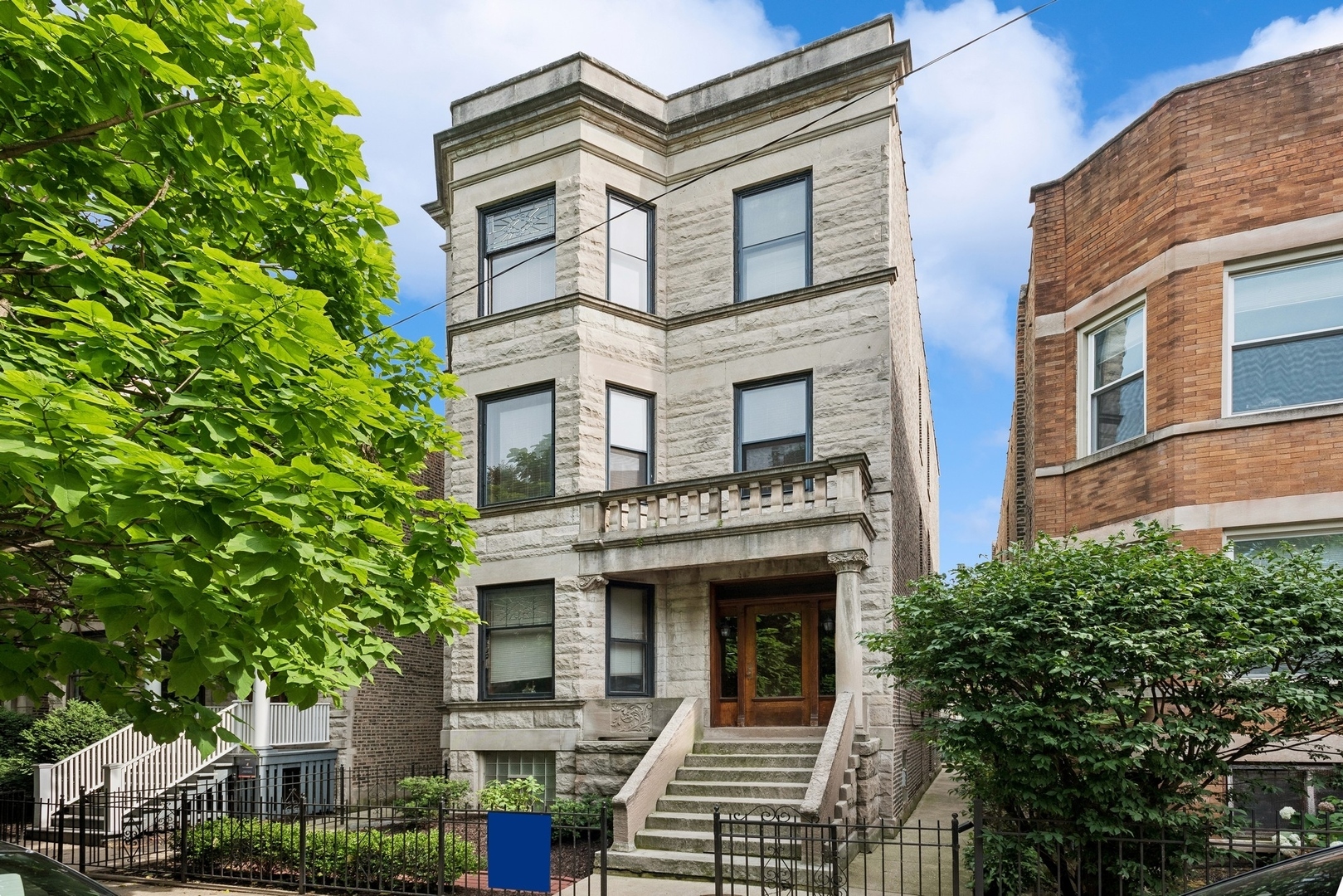 Property Photo: 1045 W Dakin Street IL 60613
