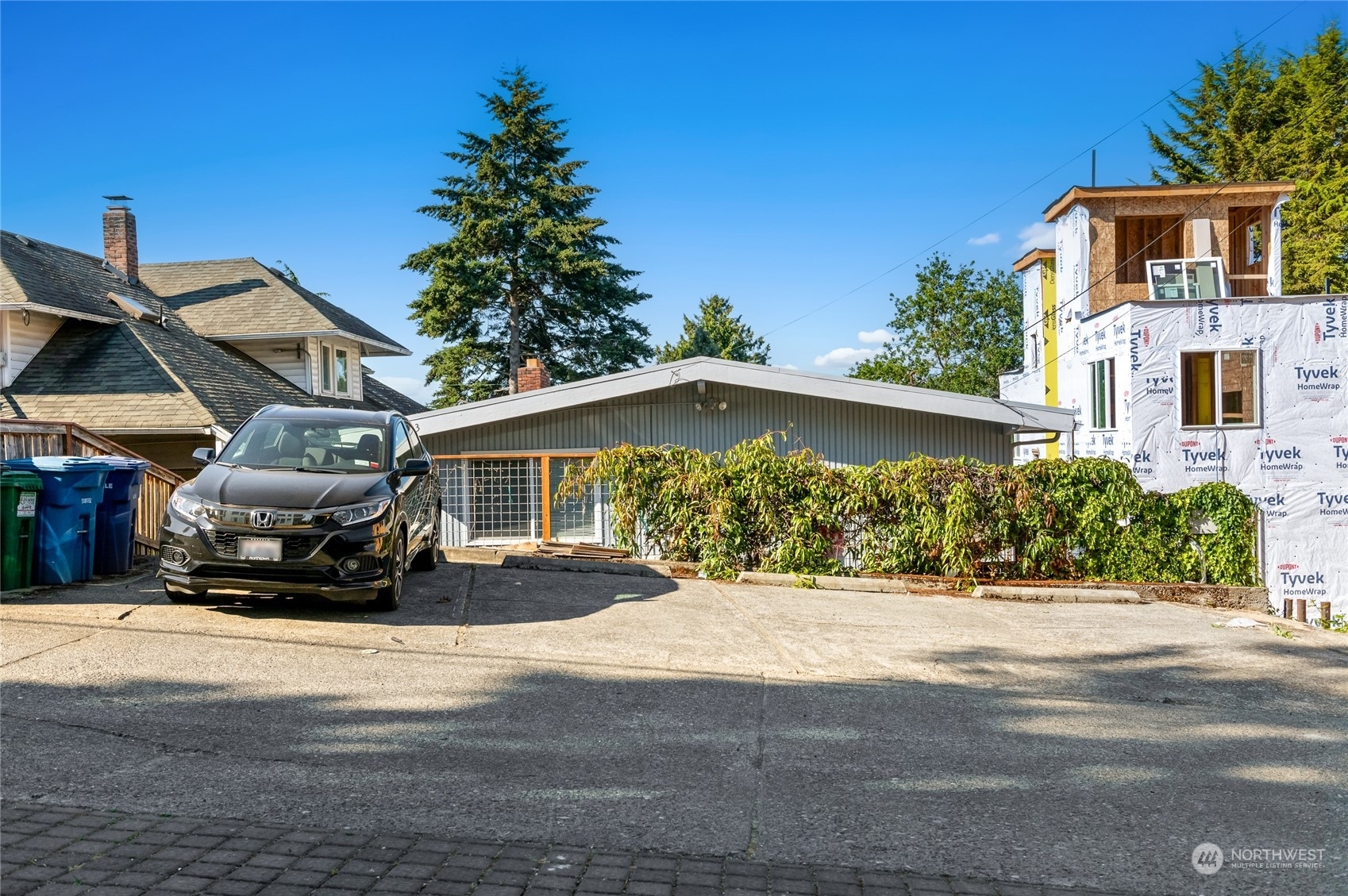 Property Photo:  633 W Emerson Street  WA 98119 