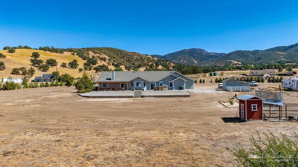 Property Photo:  18865 Arosa Road  CA 93561 