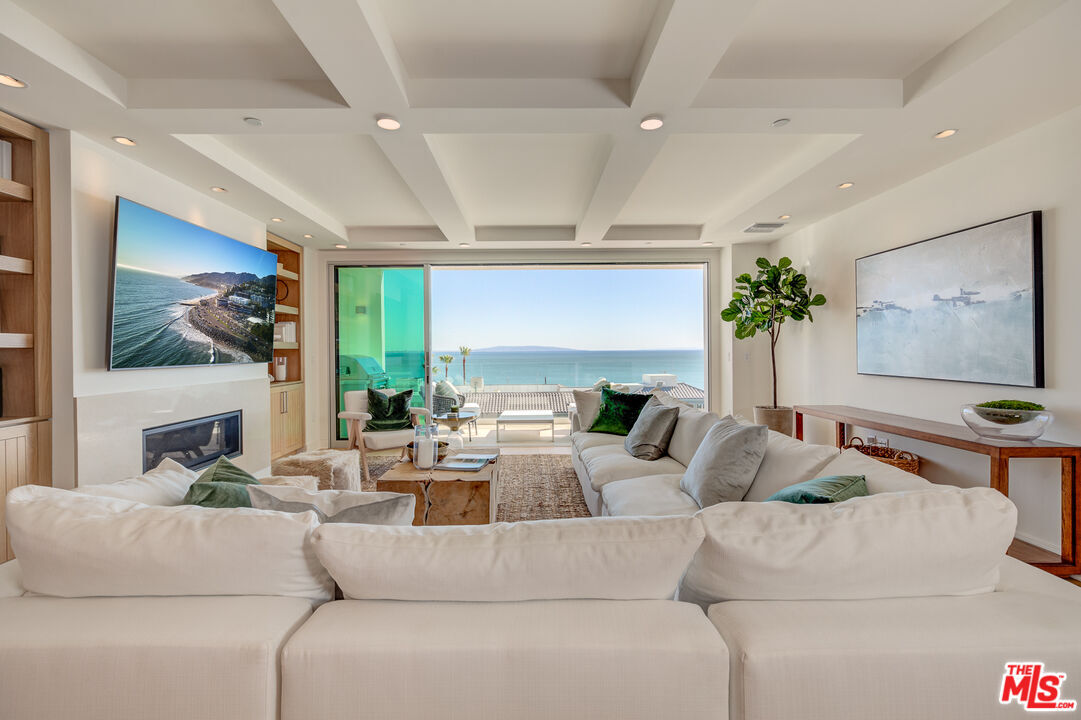 Property Photo:  17325   Castellammare Dr 305  CA 90272 